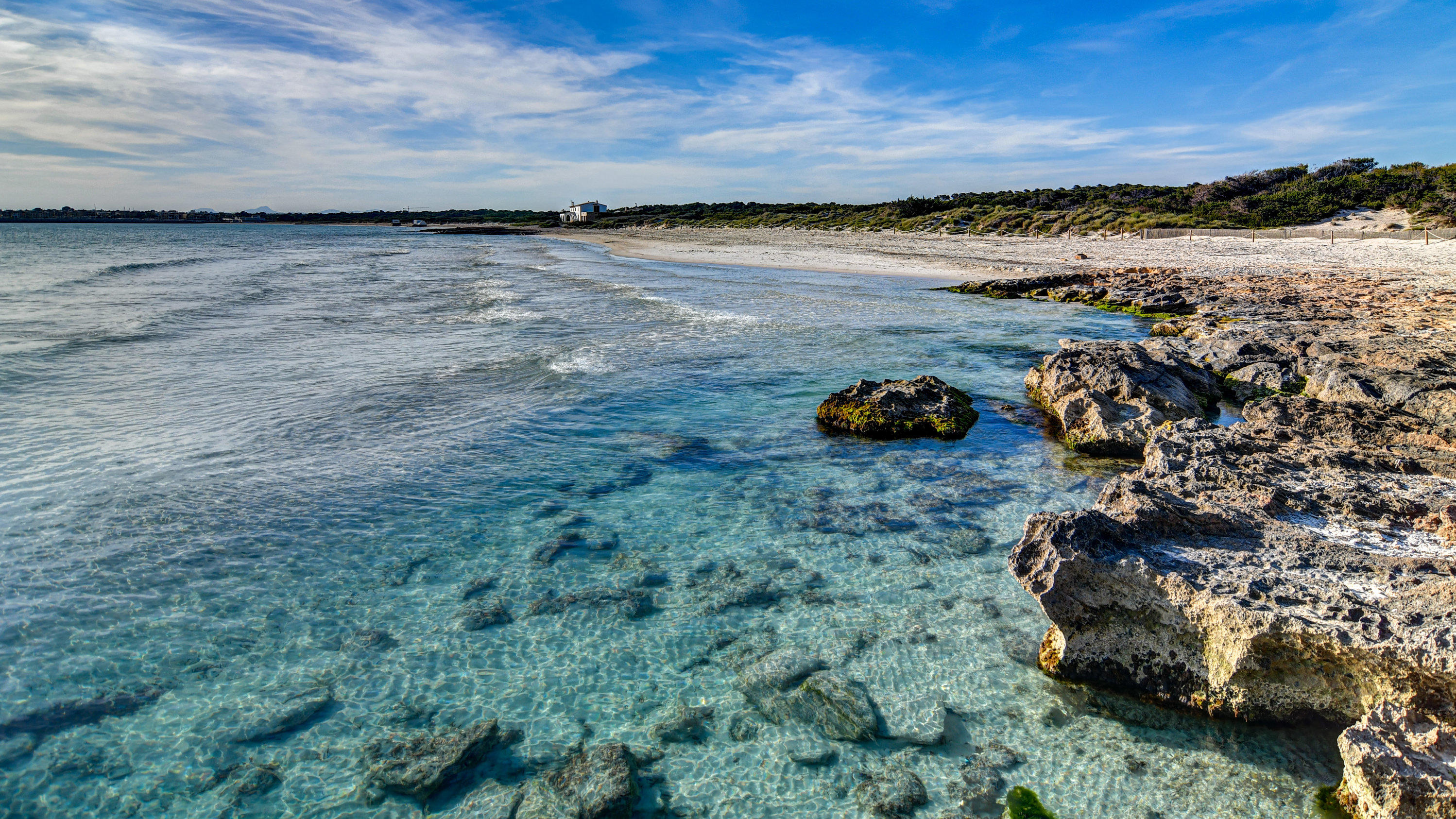 In diesen Ländern klappt der Sommerurlaub 2020 wahrscheinlich ARCHIV - 03.05.2020, Spanien, Palma De Mallorca: Blick auf den leeren Strand von Ses Covetes. Die Abwesenheit von Touristen ist an den Stränden Mallorcas spürbar. «Das Wasser ist derzeit spektakulär transparent», sagt der Biologe Txema Brotons. (zu d
