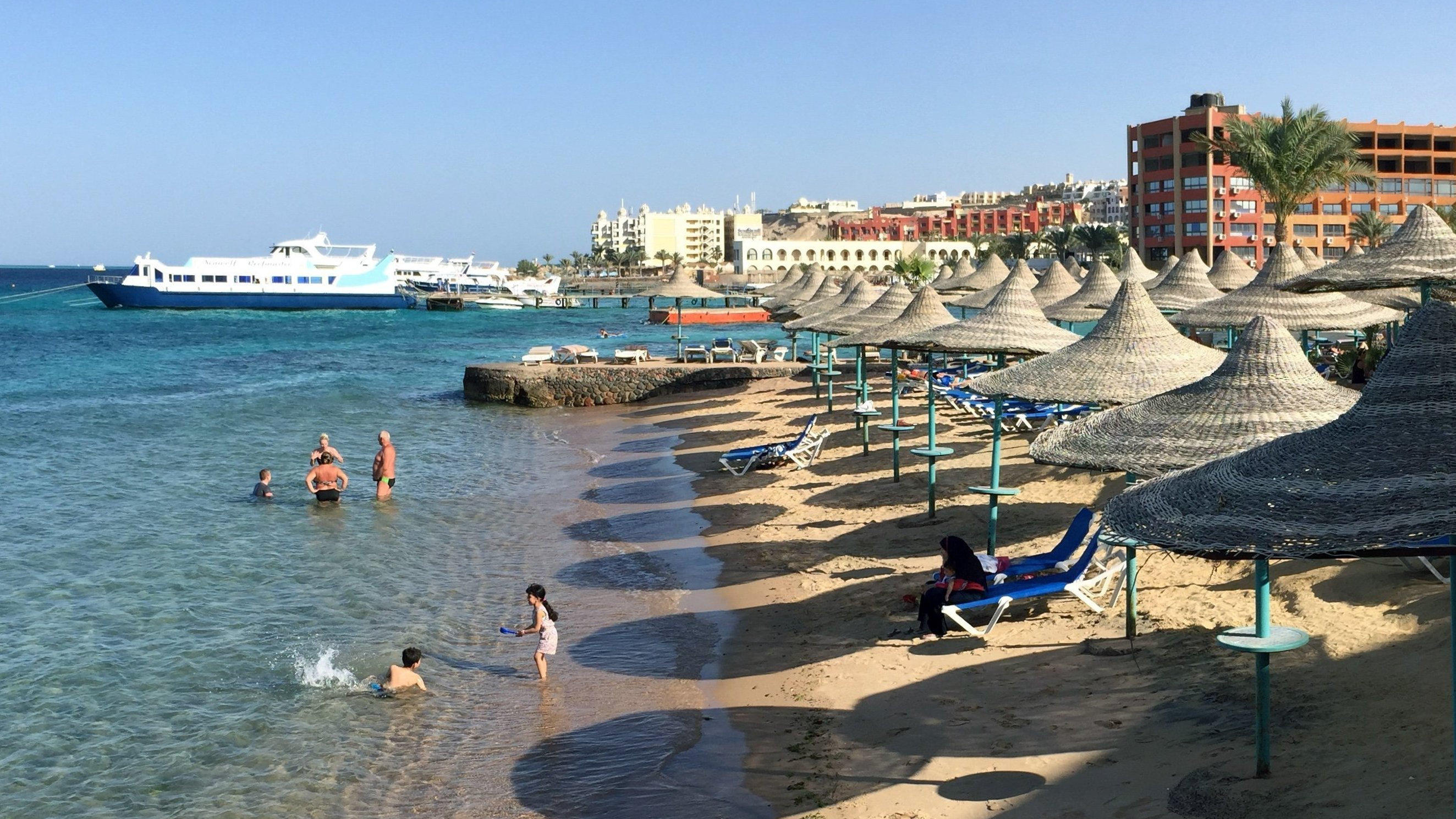 In diesen Ländern klappt der Sommerurlaub 2020 wahrscheinlich ARCHIV - 22.05.2016, Ägypten, Hurghada: Touristen stehen im Wasser an einem Hotel-Strand in Hurghada. (Zu dpa