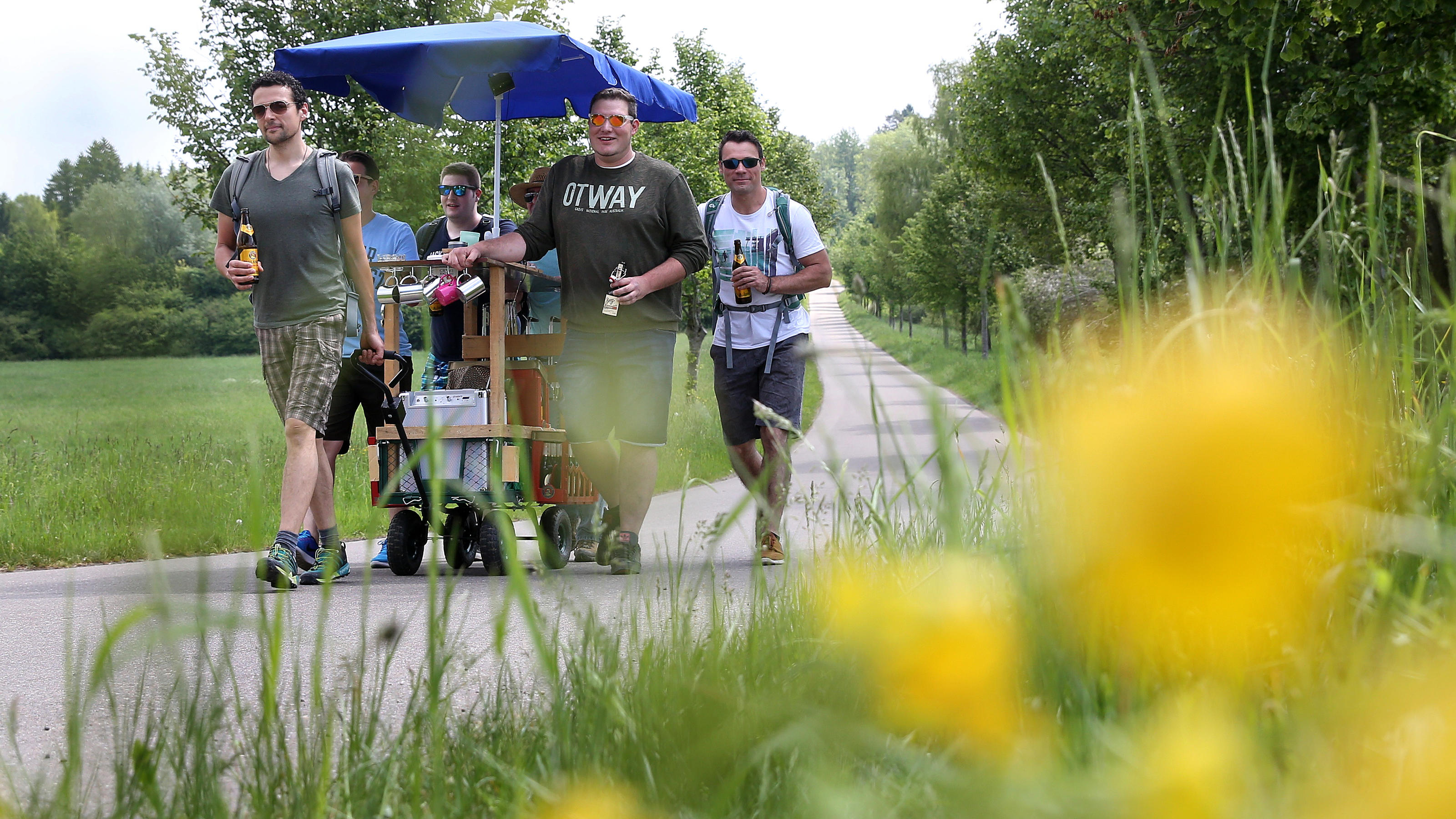 Diese Corona-Regeln gelten am Vatertag Eine Gruppe Männer ist am 25.05.2017 bei ihrer Vatertagstour mit Handwagen und einem Sonnenschirm bei Erisdorf (Baden-Württemberg).