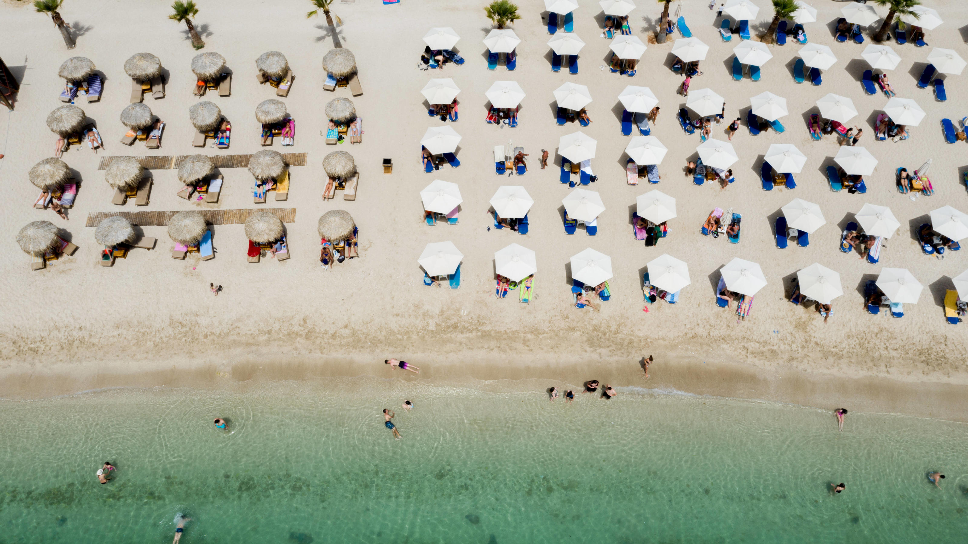 Wetter in Europa: Extreme Hitze und Tornadowarnung News Bilder des Tages Momentaufnahme vom Strand von Glyfada bei Athen Griechenland / Attika. Hunderte von organisierten Stränden sollen am Samstag für die Öffentlichkeit zugänglich sein, aber aufgrund der Coronavirus-Pandemie unter den Vorhersagen ei