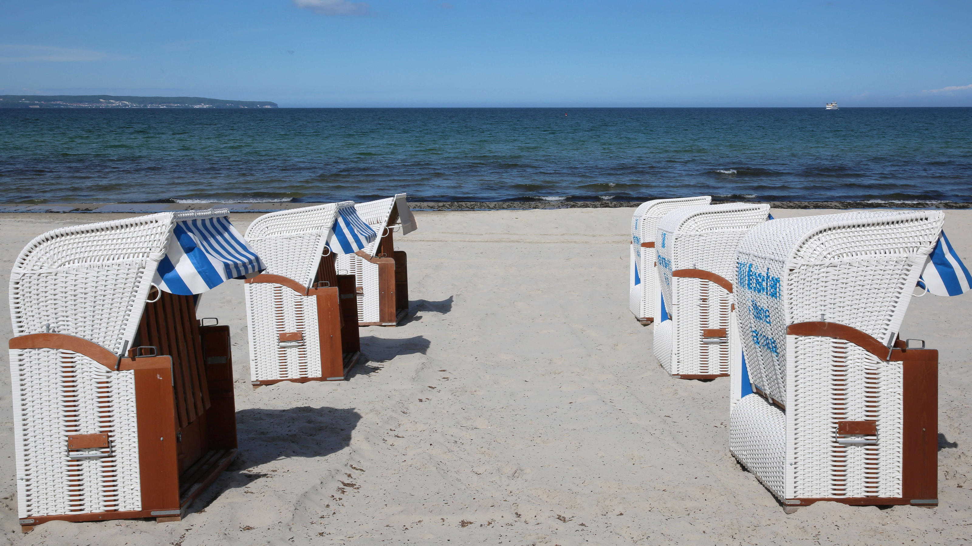 Mecklenburg-Vorpommern empfängt wieder Gäste aus den Bundesländern Wieder mehr Meer: Blick am Mittwoch 20.05.2020 auf den Strand von Binz Landkreis Vorpommern Rügen während der Corona Krise. Das Land Mecklenburg Vorpommern fährt den Tourismus infolge der niedrigen Infektionszahlen nach und nach wieder hoch. Dabei i