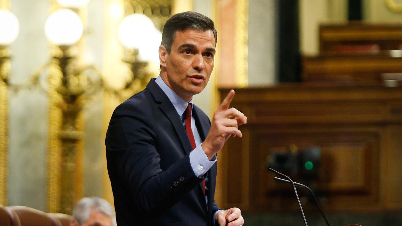 Spanien lässt Touristen erst ab Juli ins Land HANDOUT - 20.05.2020, Spanien, Madrid: Auf diesem von der sozialistischen Partei PSOE zur Verfügung gestellten Bild spricht Pedro Sanchez, Ministerpräsident von Spanien, spricht im Parlament. Trotz heftigen Widerstands der Opposition und zunehmender