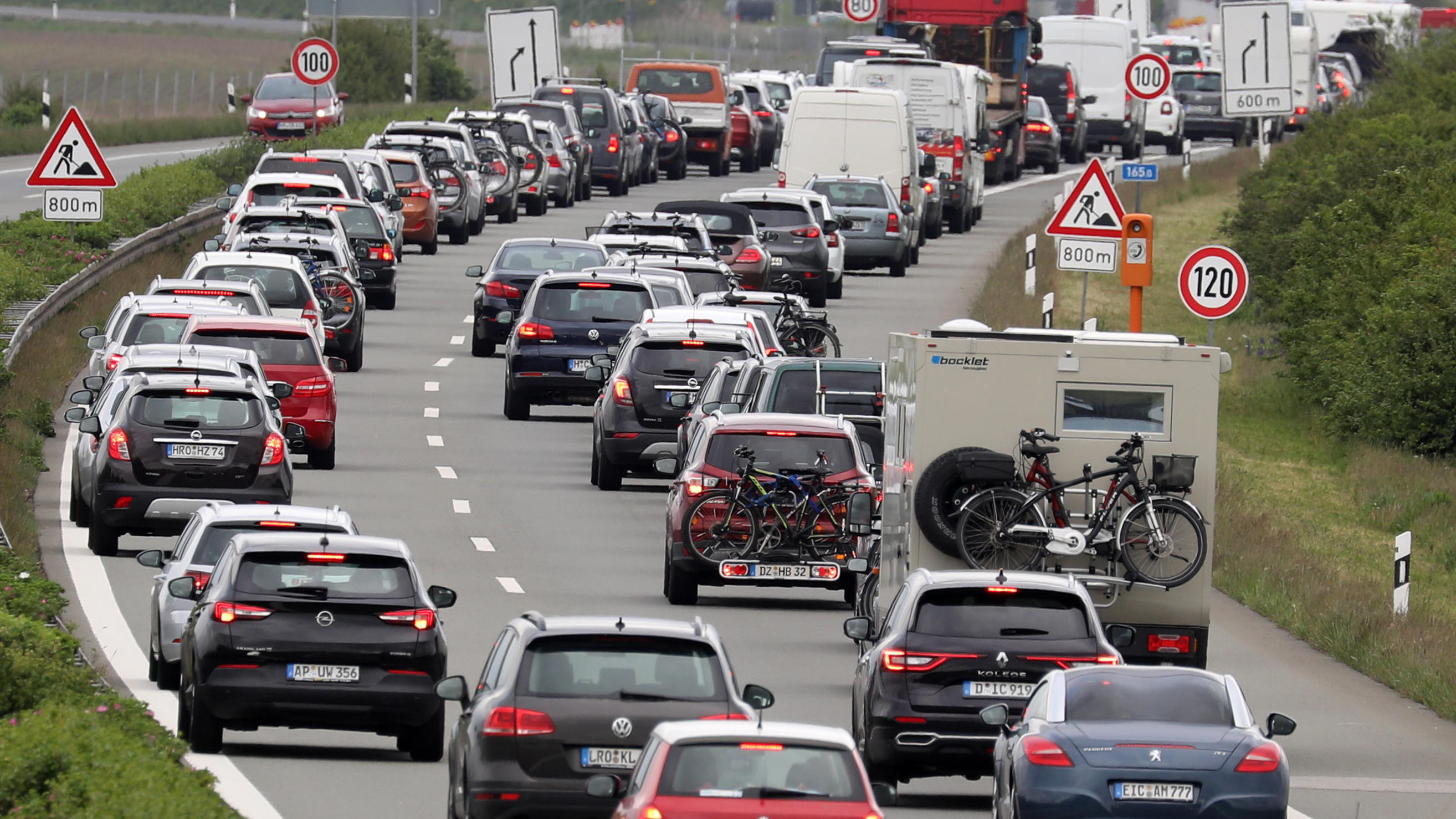 Reisewetter an Pfingsten: Schönes Ausflugswetter 25.05.2020, Mecklenburg-Vorpommern, Tribsees: Auf der Ostseeautobahn stauen sich vor der Baustelle an dem abgesackten Teilstück die Fahrzeuge. Mecklenburg-Vorpommern steht ab dem 25.05.2020 wieder Urlaubern und Touristen aus ganz Deutschland offen. F