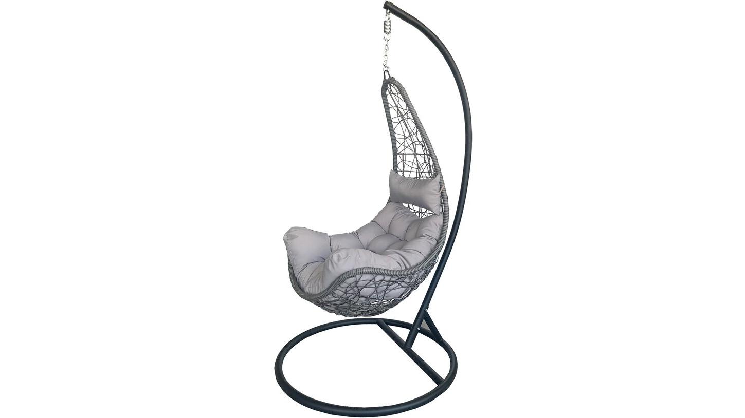 Für Garten und Wohnzimmer: Diese Möbel sind Alleskönner Der Hängessel ist perfekt für In- und Outdoor geeignet.