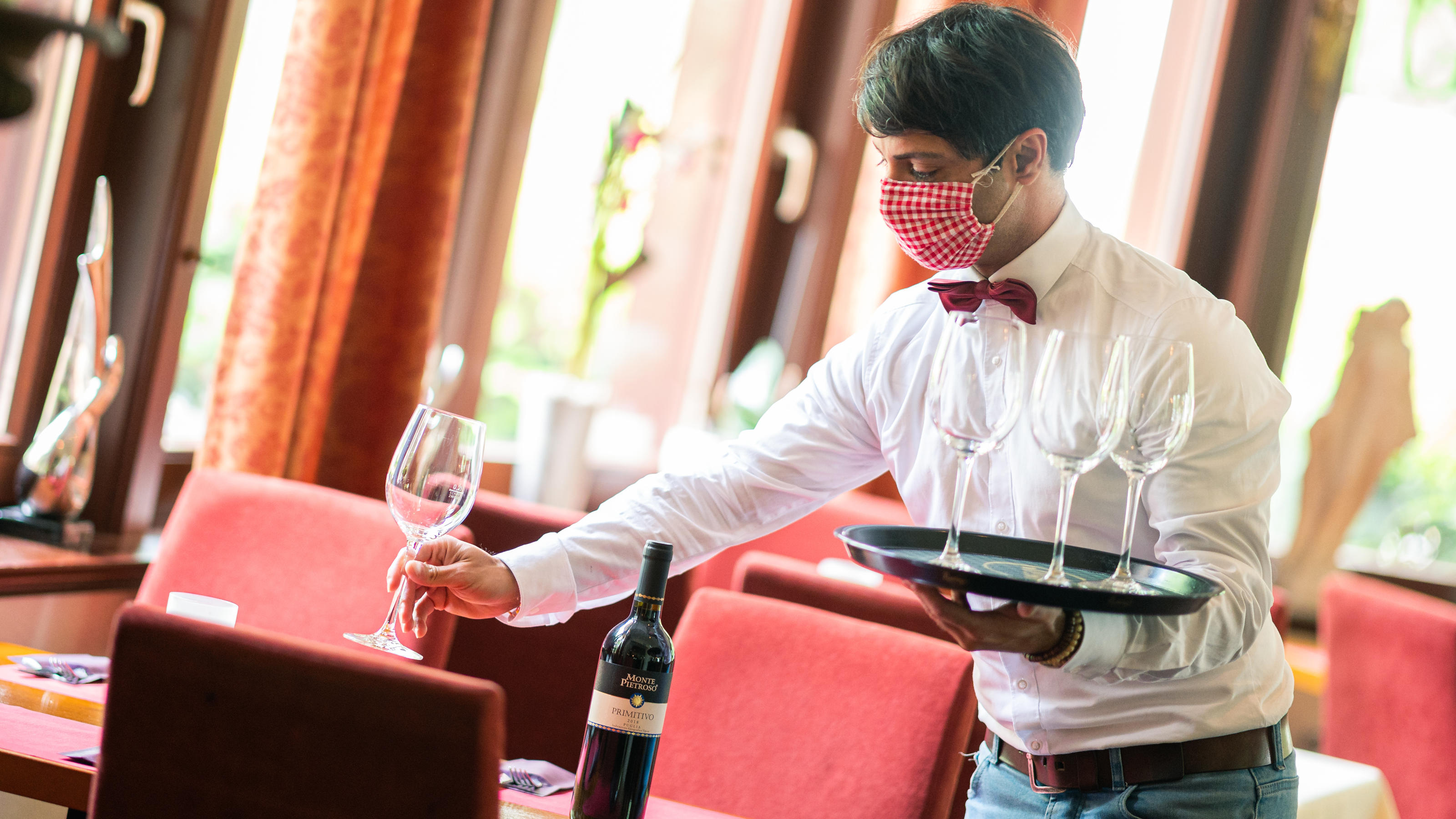 Das gilt jetzt für Besucher von Gaststätten und Restaurants Deniz Tekce, Mitarbeiter des Oldenburger Restaurants „Zeus“