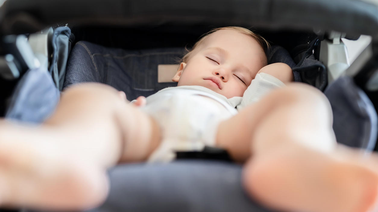 Kinderwagen nicht mit Tuch abdecken! So schützen Sie Ihr Kind richtig vor Hitze Baby liegt im heißen Kinderwagen