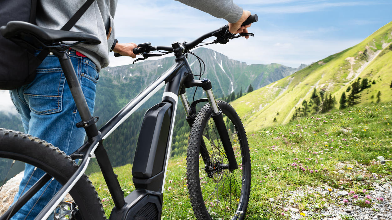 Pedelecs im Warentest: Teuer heißt nicht besser Mann schiebt E-Bike