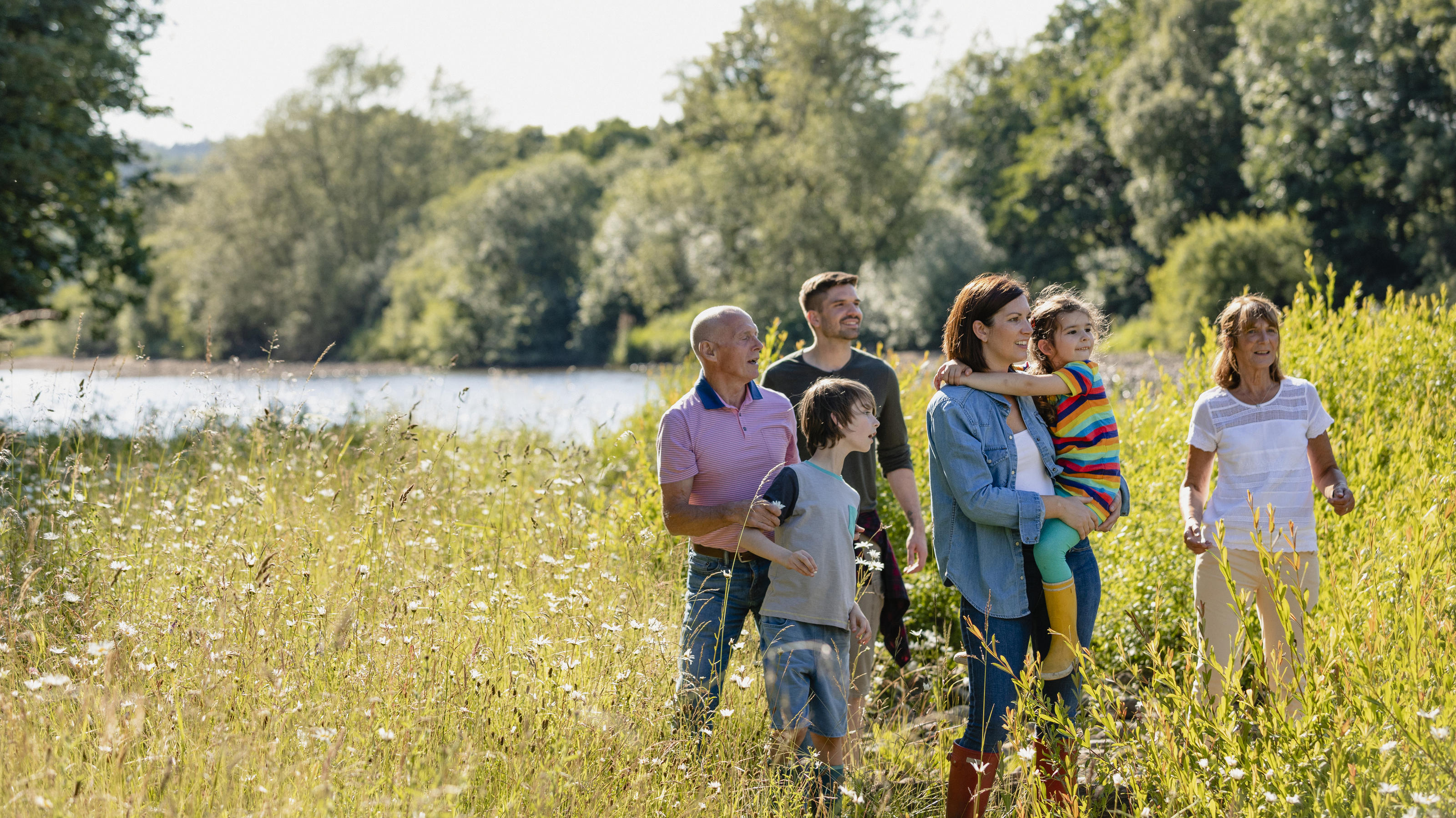 Das ändert sich im Juni 2020 Zwei Familien beim Spazierengehen.