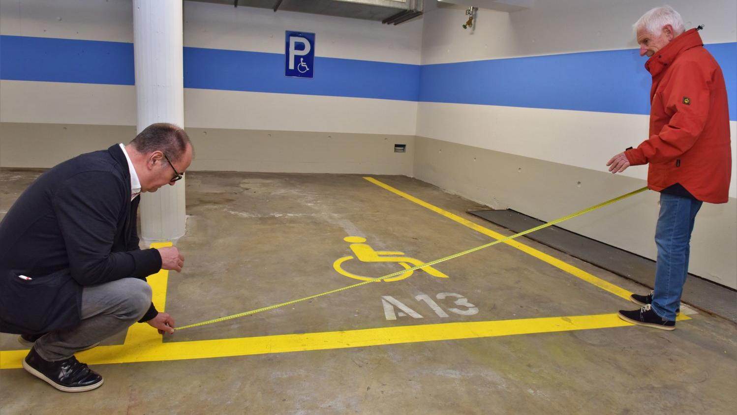 Neue Behindertenparkplätze zu klein - und aus dem Parkhaus kommt man nie wieder raus! Neuburg Tiefgarage Fürstgarten Behindertenparkplätze