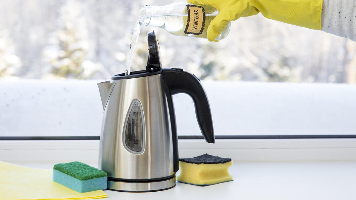 Haushalts-Wundermittel Essigessenz: Was die klare Flüssigkeit alles kann - 10 coole Anwendungs-Tipps Wasserkocher und Kaffeemaschine werden dank Essigessenz wieder strahlend sauber.