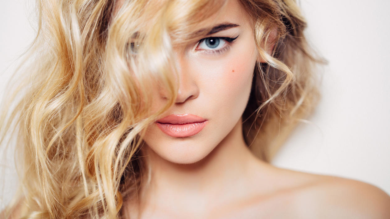 Locken ohne Hitze: Diese Tricks sollten Sie ausprobieren! Frau mit Locken