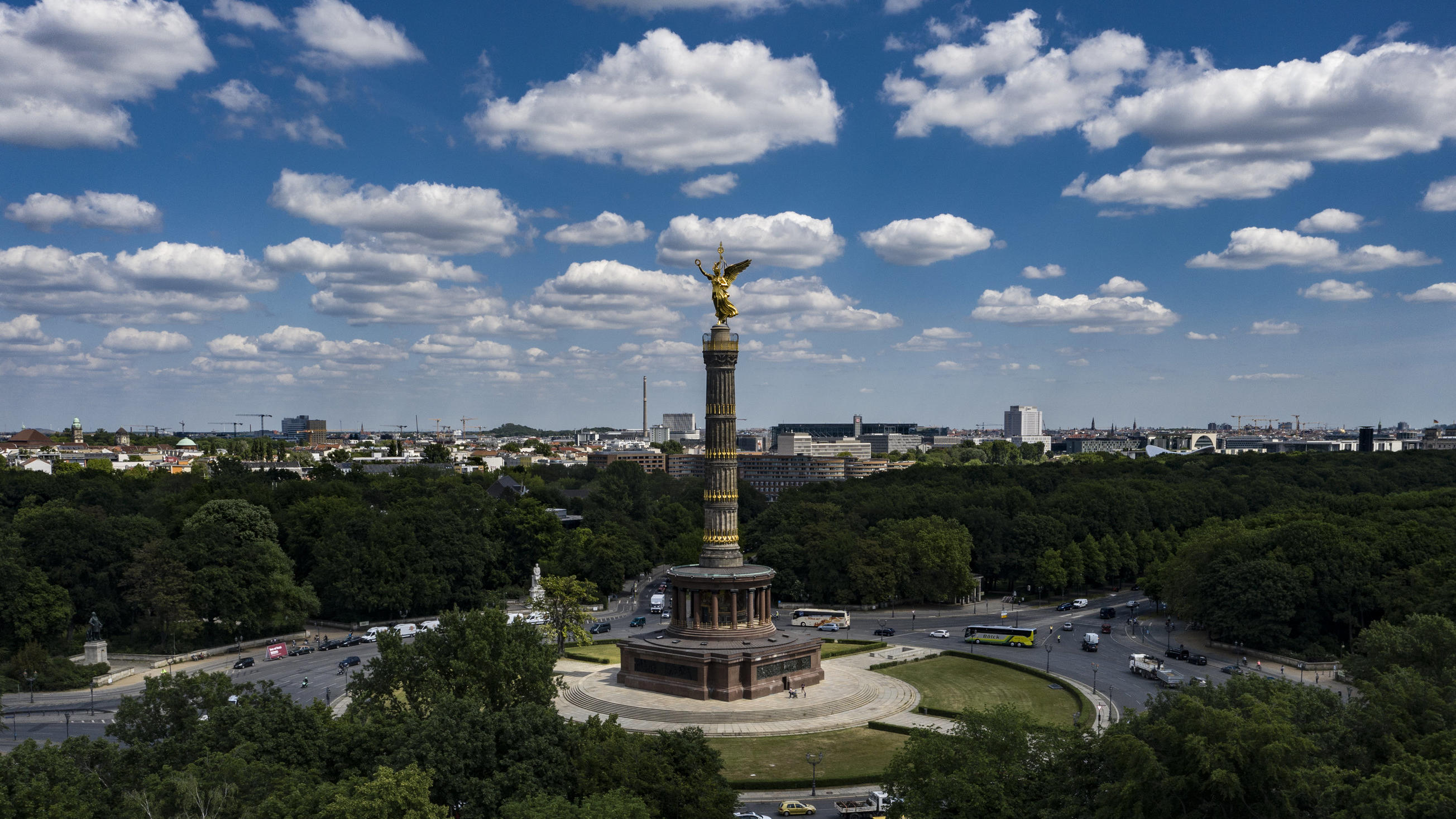 Wetterbericht für den 30.05.2020: Wolken ohne Regen, angenehm warm 27.05.2020, Berlin: Wolken sind am Himmel über der Siegessäule zu sehen. (Luftaufnahme mit Drohne) Foto: Paul Zinken/dpa-zb-Zentralbild/dpa +++ dpa-Bildfunk +++