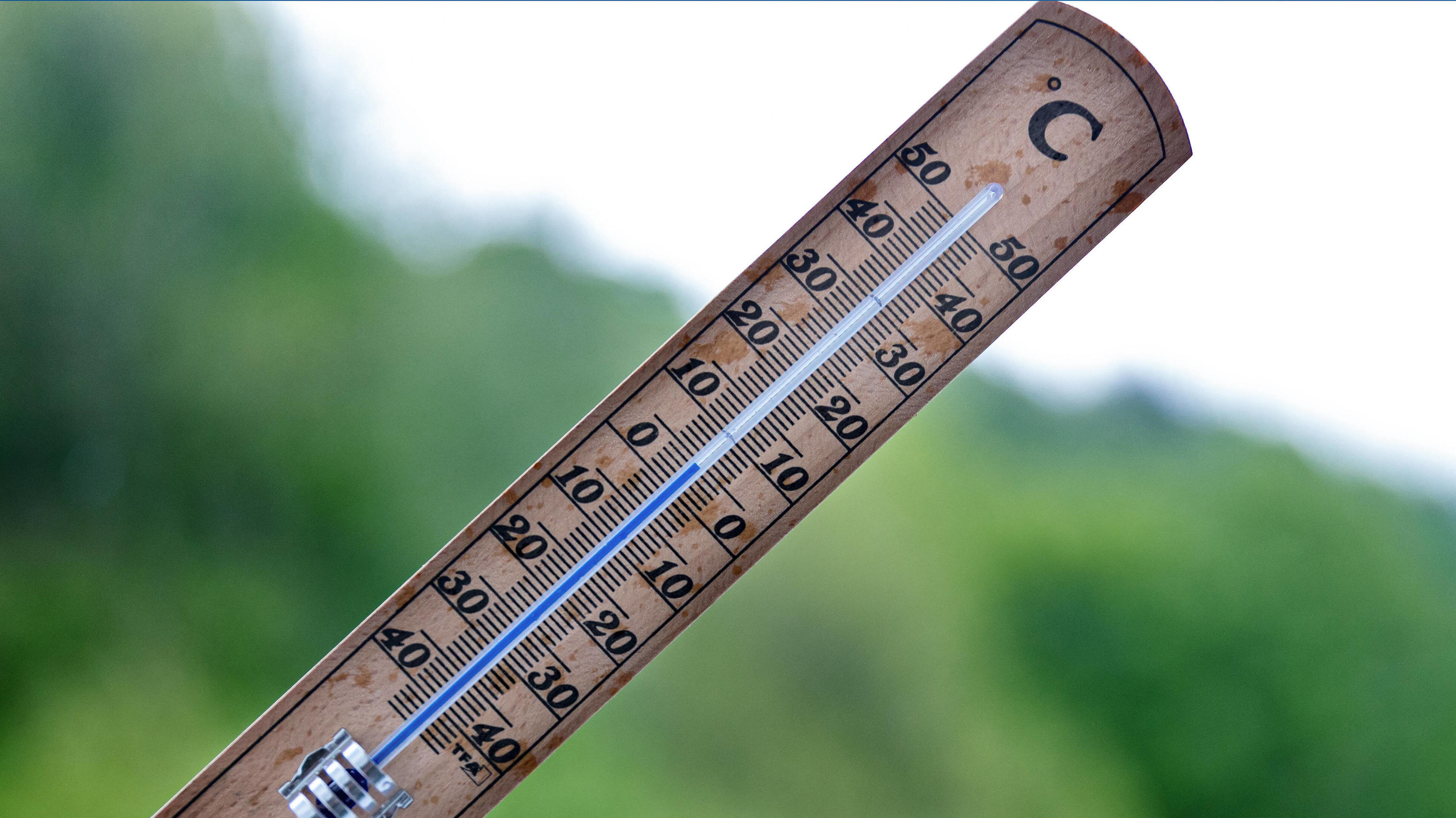 Wetter-Bilanz Mai 2020: Kalt, heiß, sonnig, trocken News Bilder des Tages 11.05.2020, Eisheilige: Temperatursturz in Deutschland Pünktlich mit den Eisheiligen ist ein Temperatursturz von 20 Grad Celsius in Deutschland angekommen. Hier in der Rhön hatte es am Sonntag noch ca. 22 Grad Celsius, am heutig