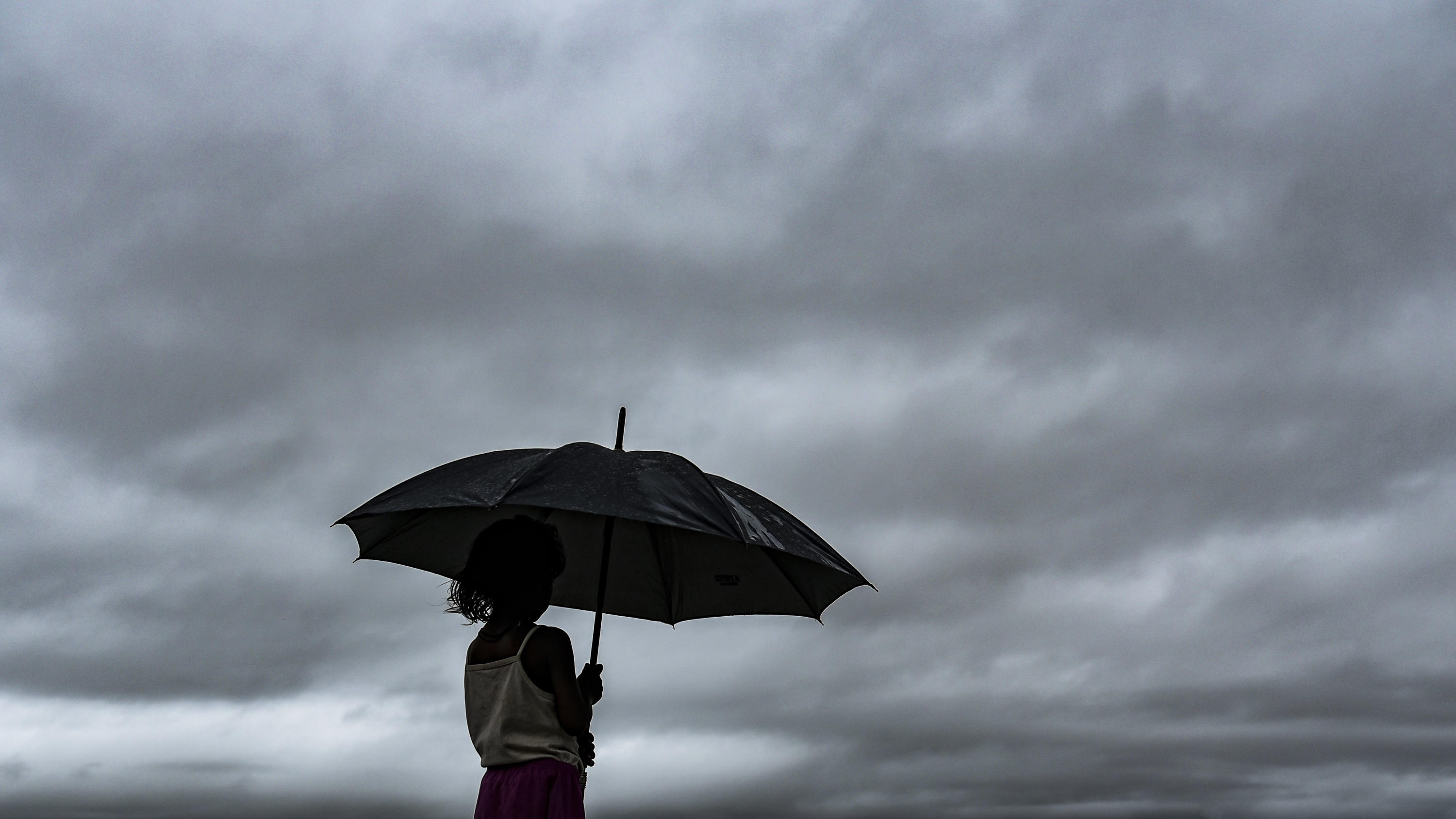 Wetter Deutschland: 14 Tage-Video - Starker Anfang und dann gibt's Hausmannskost Ein Sonnen- und Regenschirm könnte im Juni 2020 helfen.