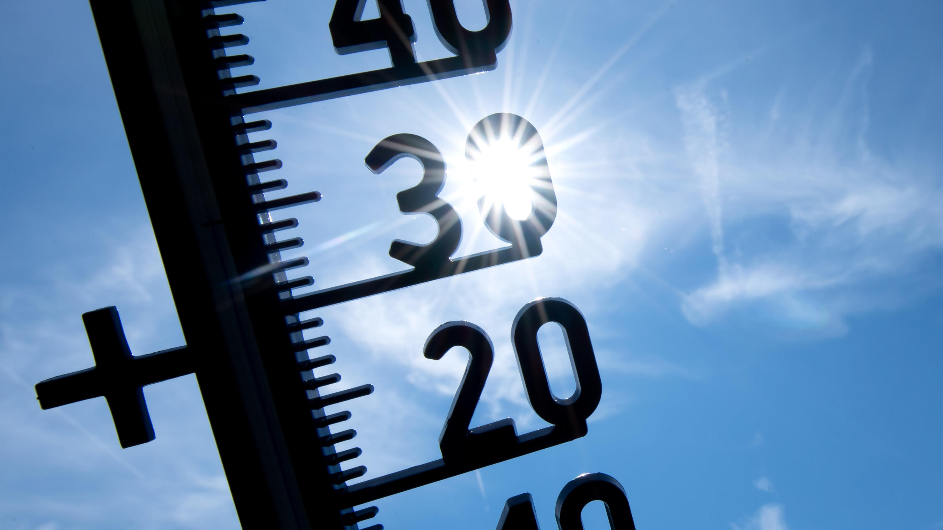 Wetterbericht für den 02.06.2020: Erster Sommertag mit 30 Grad in Sicht ARCHIV - 25.07.2019, Bayern, München: Ein Thermometer zeigt Temperaturen über 30 Grad an. Die Weltwetterorganisation (WMO) warnt vor einem Hitzesommer in der nördlichen Hemisphäre, der Rekorde brechen könnte. Schon in den Anfangsmonaten des Jahres de