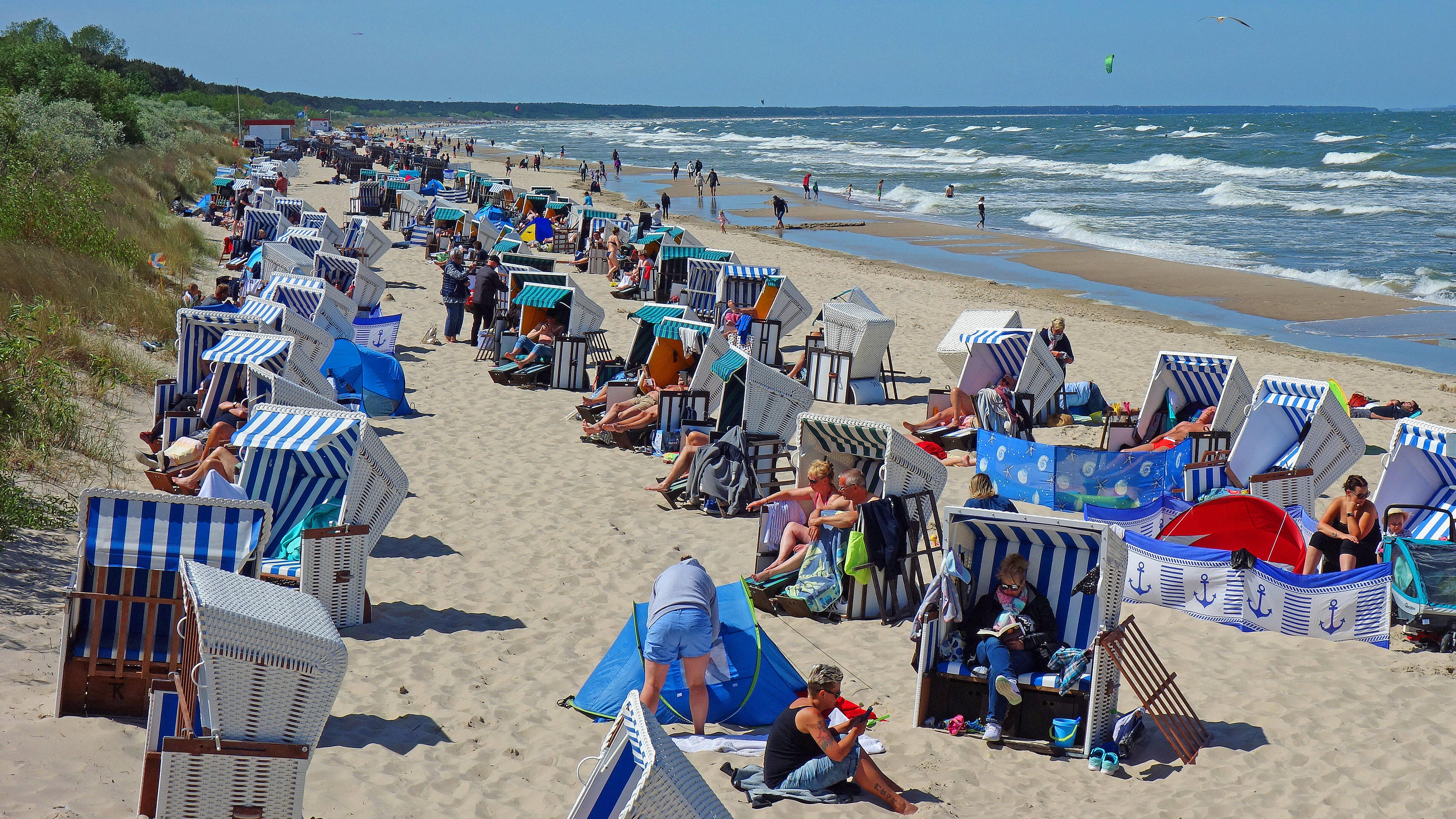 An diesen Hotspots wurde es ganz schön voll Pfingstsonntag nach der Lockerung in Mecklenburg / Vorpommern, als hätte es nie Corona gegeben. Urlauber und Einheimische hier in Zinnowitz auf der Insel Usedom. 31.05.2020 in Zinnowitz Coronavirus *** Whit Sunday after the relaxation in Mecklenburg