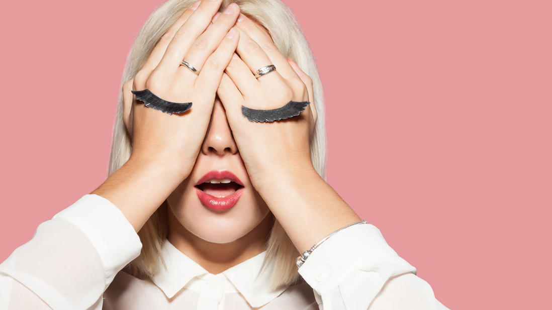 Das sind unsere 5 Beauty-Favoriten des Monats Frau mit künstlichen Wimpern