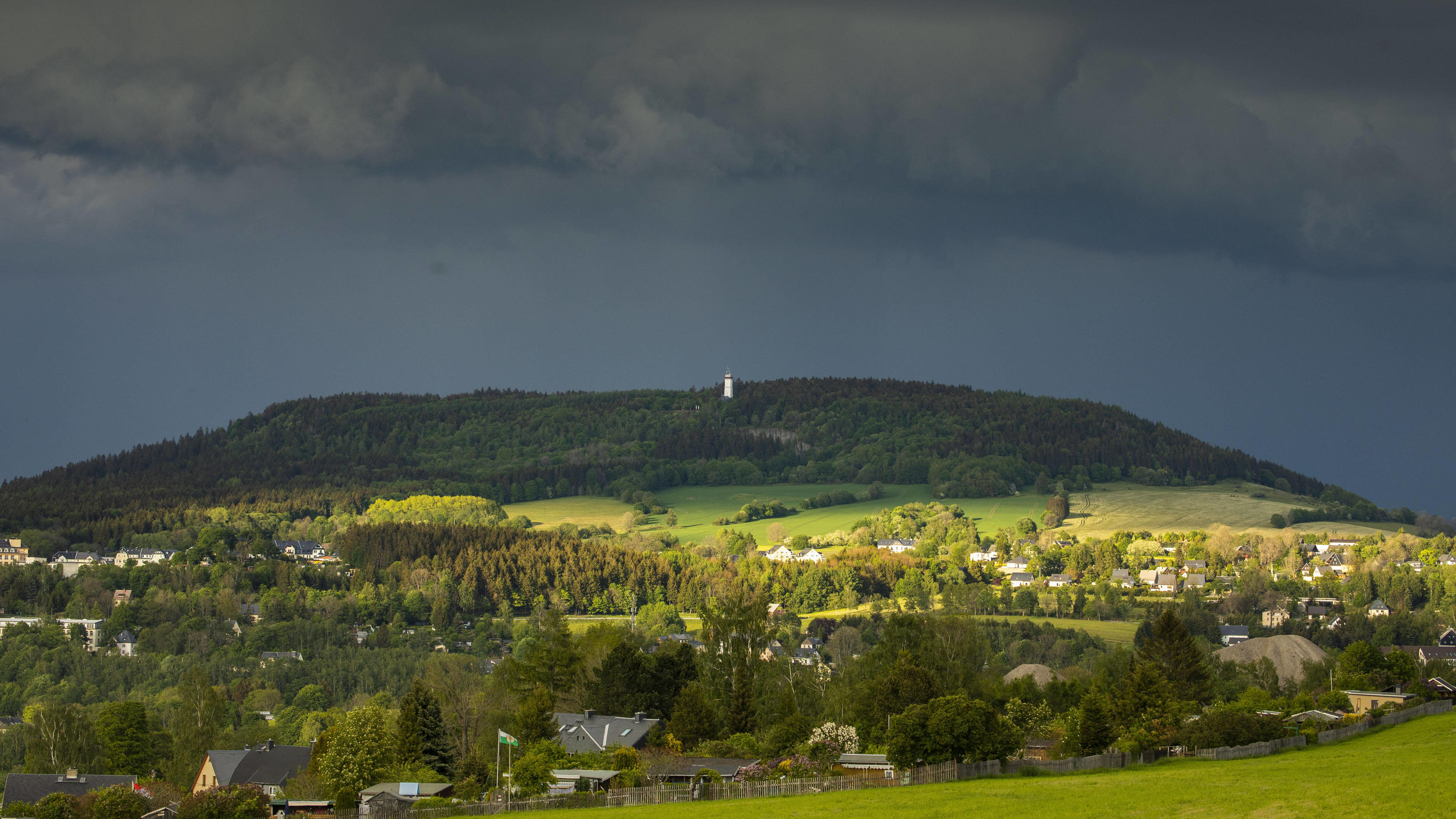 Wettertrend für 7 Tage: Das war es mit 30 Grad - Gewitter bringen Abkühlung 200602 Wetter. Was für ein Naturschauspiel am Dienstagabend im Erzgebirge. Ein Höhentief brachte in Ostdeutschland einige zum Teil kräftige Schauer und Gewitter. Die Reste der Gewitter erreichten am Abend das Erzgebirge. Dabei gab es dank der tiefst