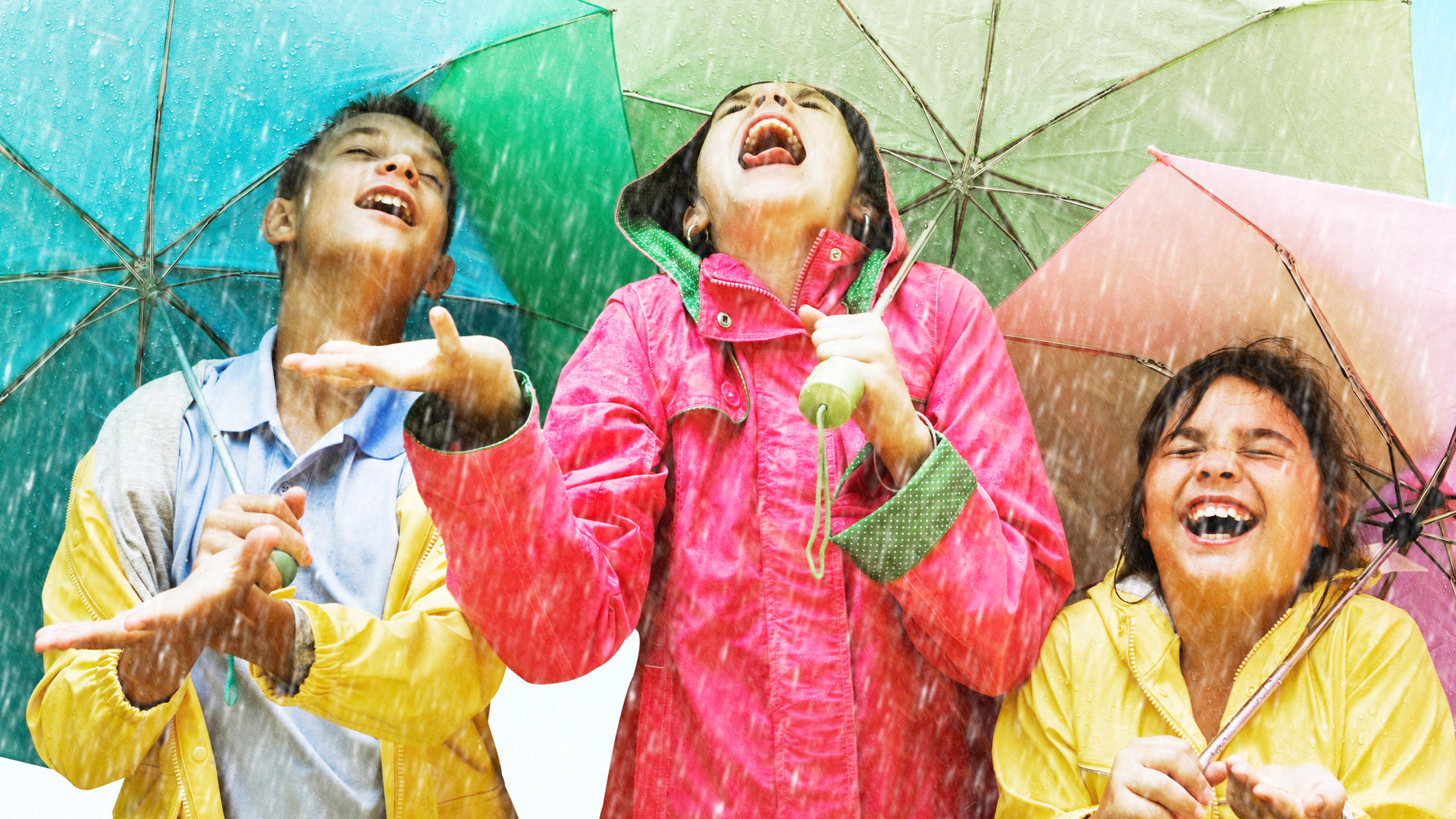 30-Tage-Wettertrend: Hoffnung auf Regen im Juni Young girl holding up umbrella in the rain.
