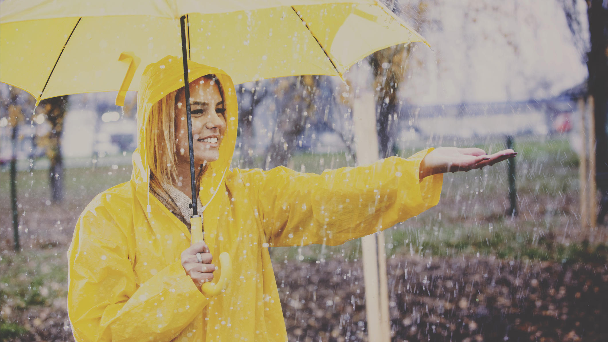 Wetterbericht für den 05.06.2020: Kältester Tag der ersten Juni-Woche Frau im Regen