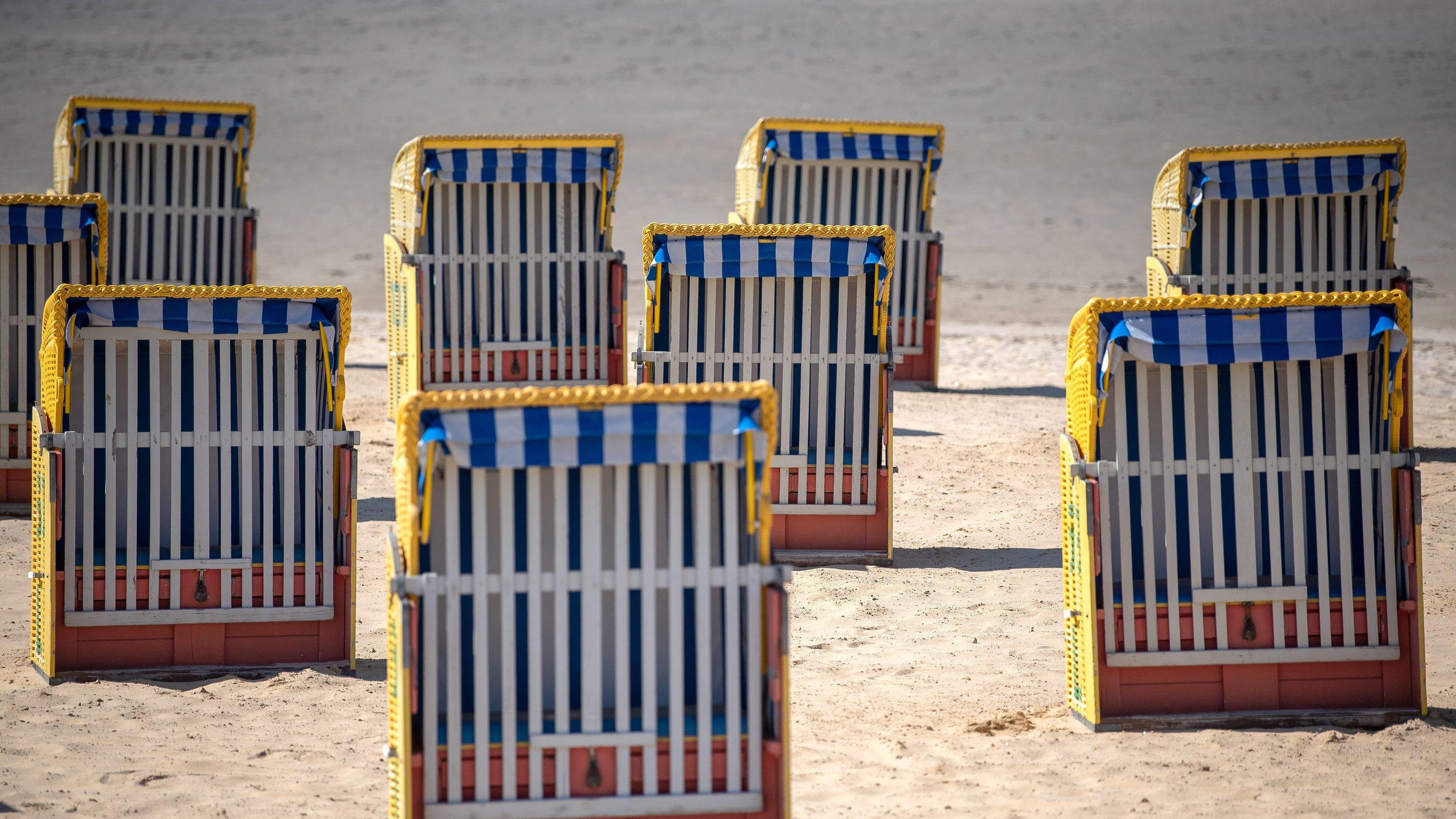 Hotel in Cuxhaven möchte angeblich keine dicken Gäste 05.05.2020, Niedersachsen, Cuxhaven: Strandkörbe stehen am kaum besuchten Strand. Urlaub in Niedersachsen soll bald wieder möglich sein. Campingplätze, Ferienhäuser, Hotels und Gaststätten - nach dem Plan der Landesregierung dürfen in den kommenden W