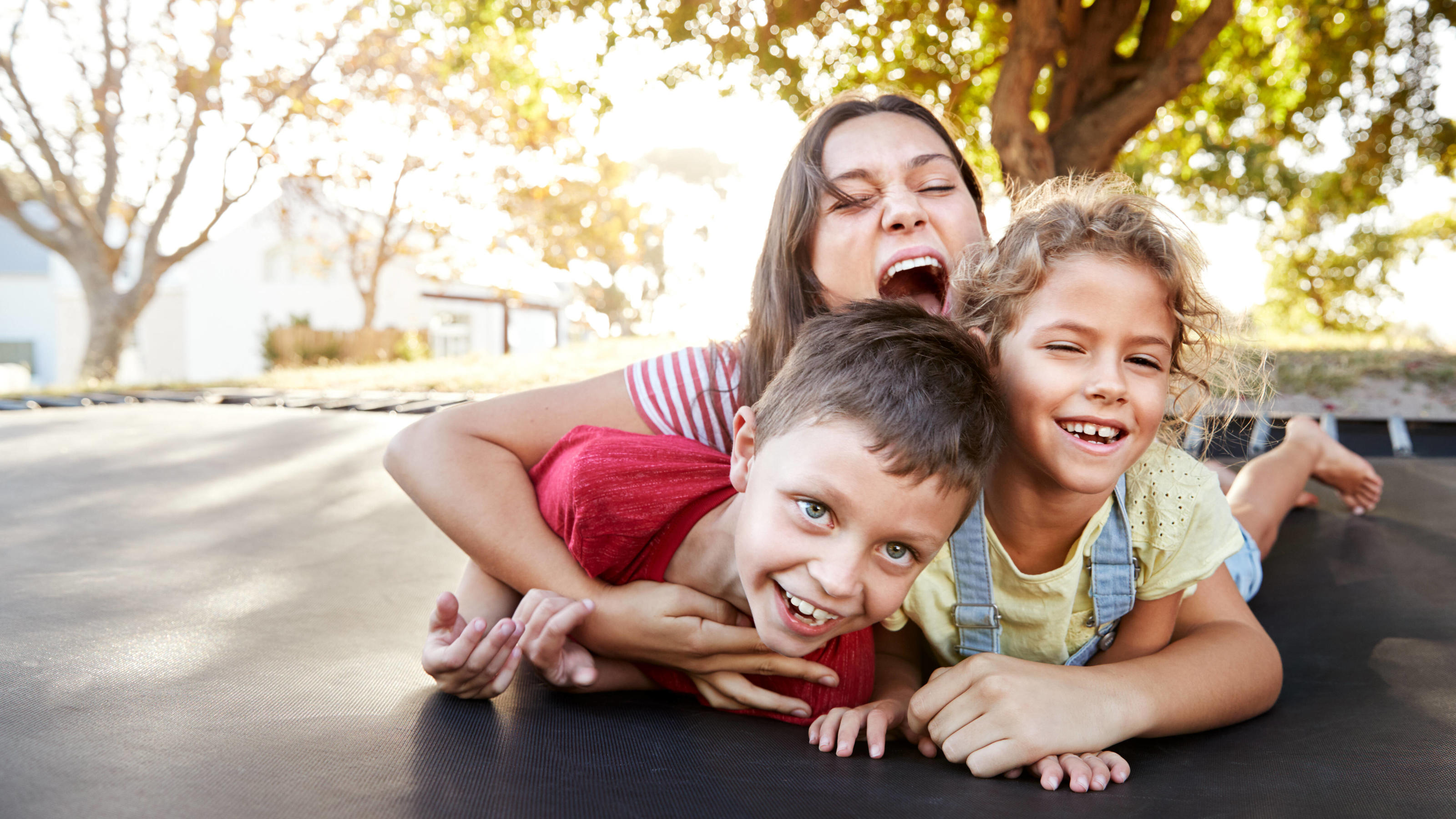 Outdoor-Spielzeug: 5 Top-Spielsachen für Garten und Spielplatz spaß,kinder,trampolin *** fun,children,trampoline mmq-xox,model released, Symbolfoto
