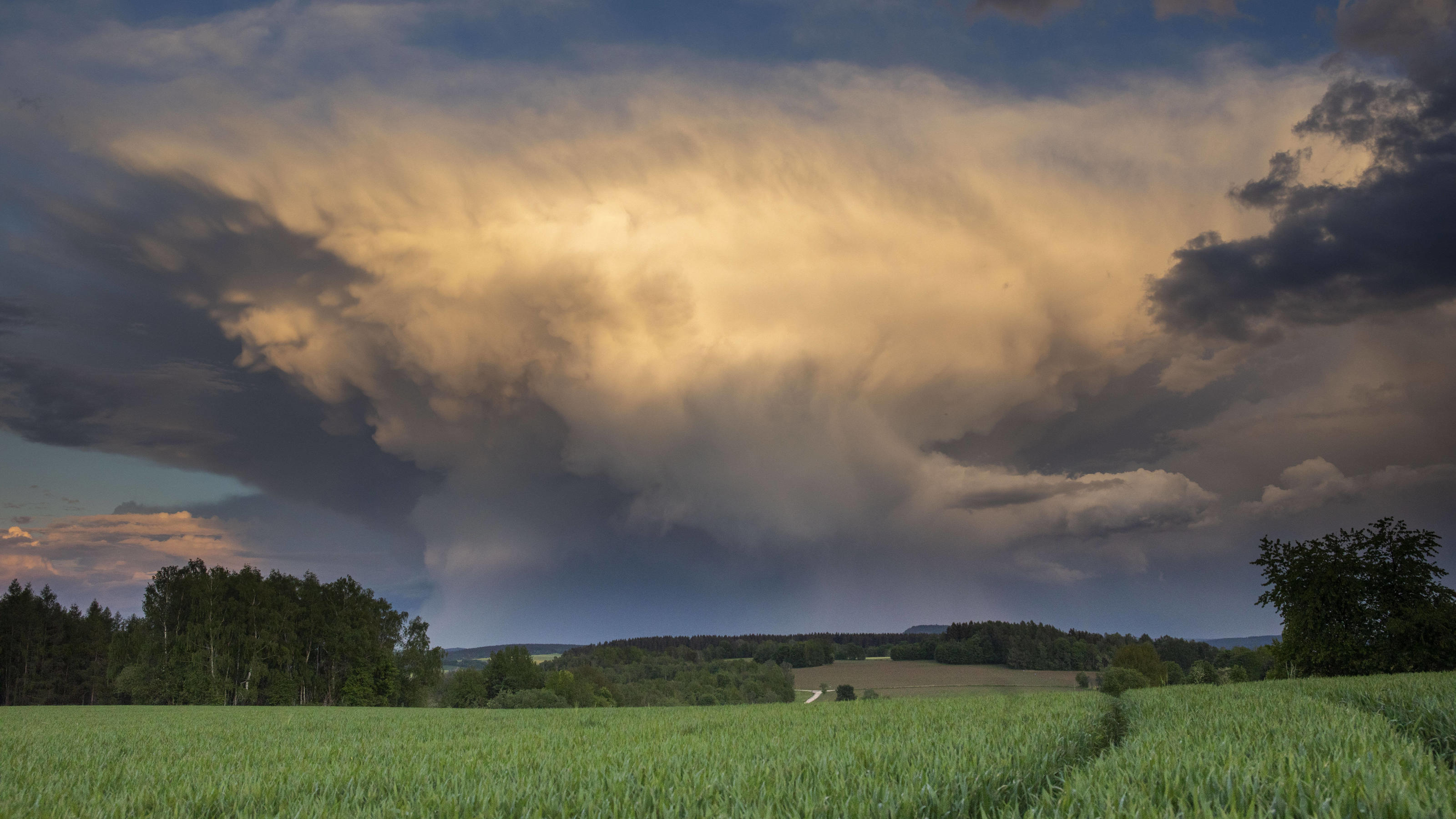 Wetter Deutschland, 14 Tage-Video: Vom heißen Hochsommer weit entfernt 200602 Wetter. Was für ein Naturschauspiel am Dienstagabend im Erzgebirge. Ein Höhentief brachte in Ostdeutschland einige zum Teil kräftige Schauer und Gewitter. Die Reste der Gewitter erreichten am Abend das Erzgebirge. Dabei gab es dank der tiefst