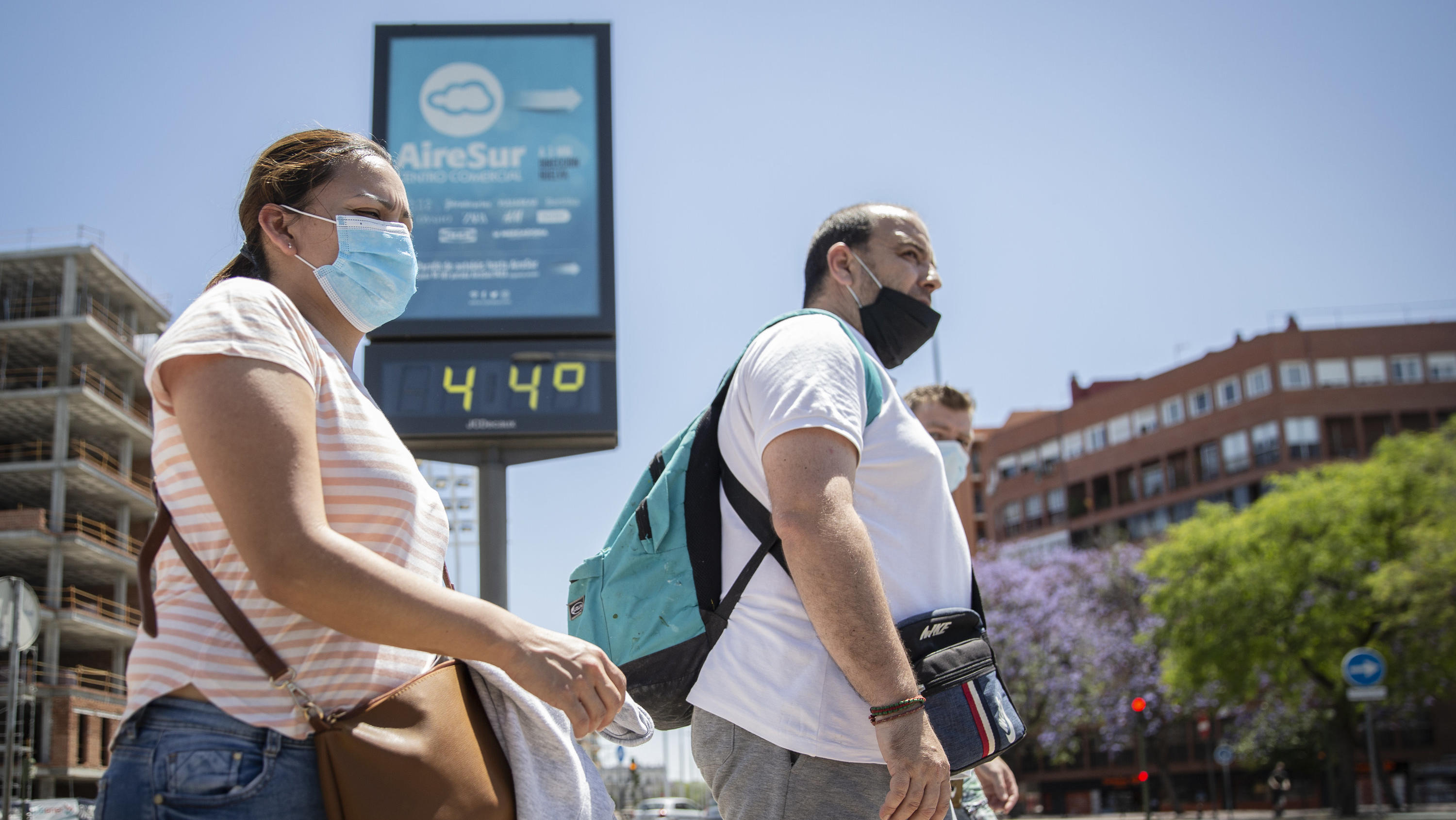 Wetter-Rückblick Mai 2020: Sehr sonnig, viel zu trocken und etwas zu kühl 22.05.2020, Spanien, Sevilla: Mehrere Personen gehen in Sevilla an einer Tafel vorbei, die eine Temperatur von 44 Grad anzeigt. Eine Hitzewelle trifft derzeit mehrere Gebiete Spaniens. Foto: María José López/EUROPA PRESS/dpa +++ dpa-Bildfunk +++