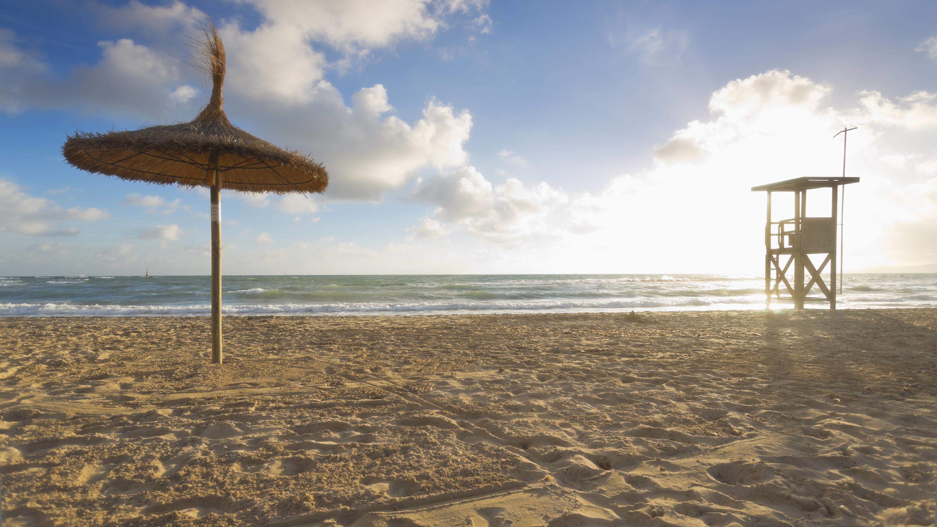 Viel Sonnenschein lädt zum Urlaub am westlichen Mittelmeer ein Spain, Baleares, Mallorca, view to empty beach with beach umbrella and attendant s tower PUBLICATIONxINxGERxSUIxAUTxHUNxONLY MSF004326