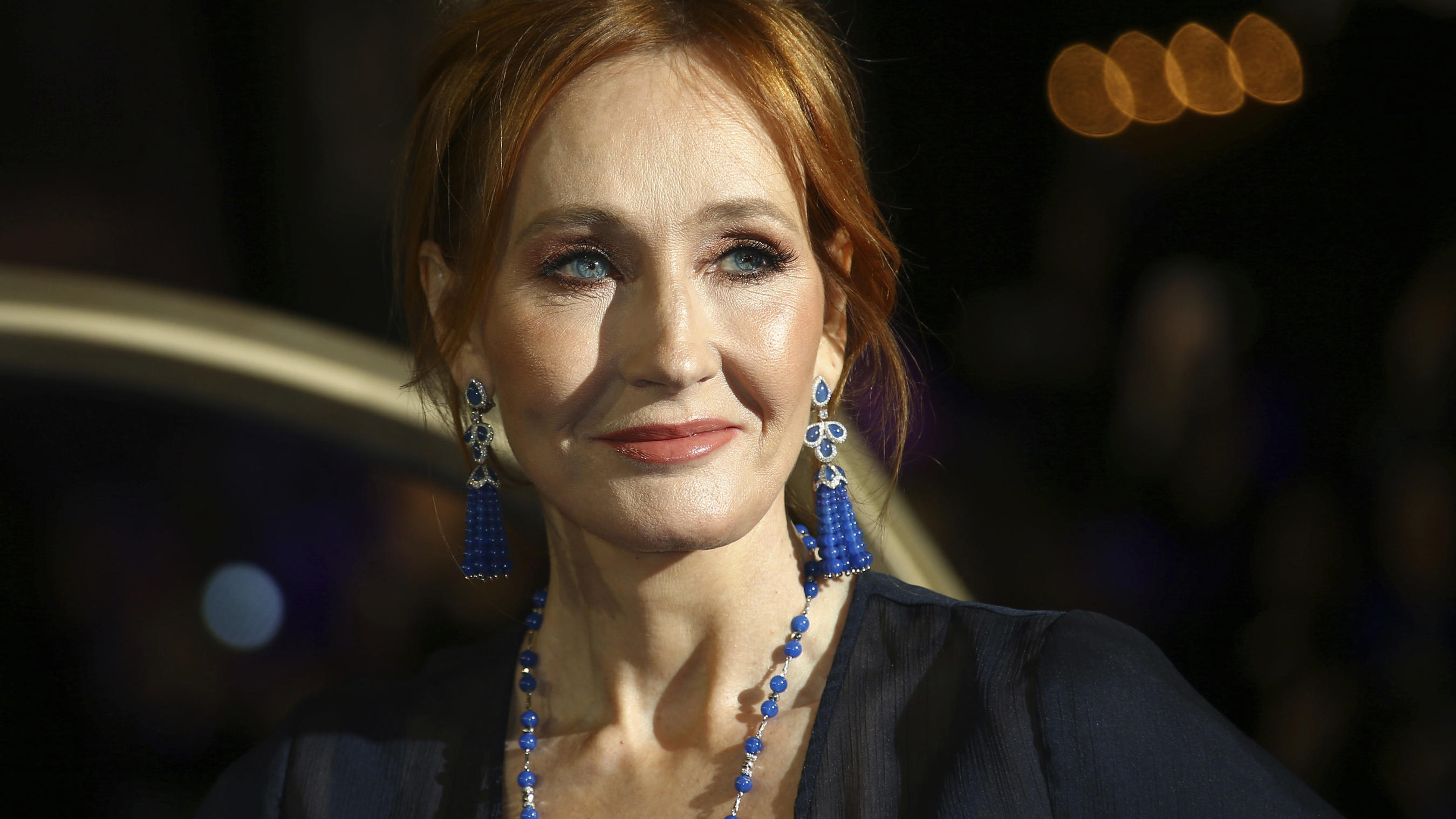 J.K. Rowling muss Buch umbenennen - wegen einer Deutschen Die britische Autorin J.K. Rowling auf einem roten Teppich.