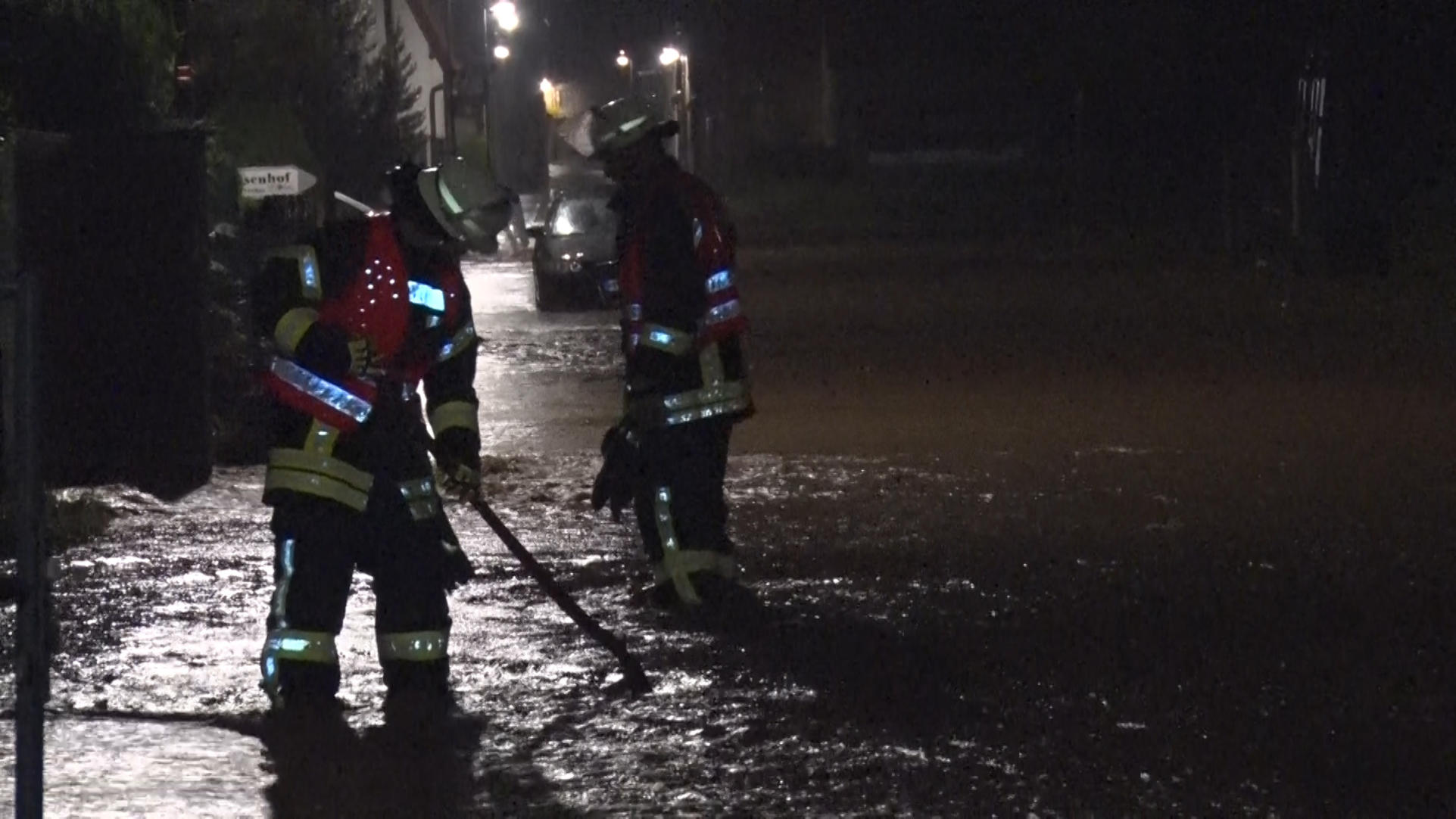 44-Jähriger vom Blitz erschlagen – Feuerwehr pausenlos im Einsatz 13.06.2020, Th·ringen, Felchta: Feuerwehrleute arbeiten auf einer nach einem Unwetter überfluteten Straße. Heftige Unwetter haben in der Nacht zu Sonntag in Thüringen Straßen überflutet und Keller unter Wasser gesetzt. (Bestmögliche verfügbare Qualit