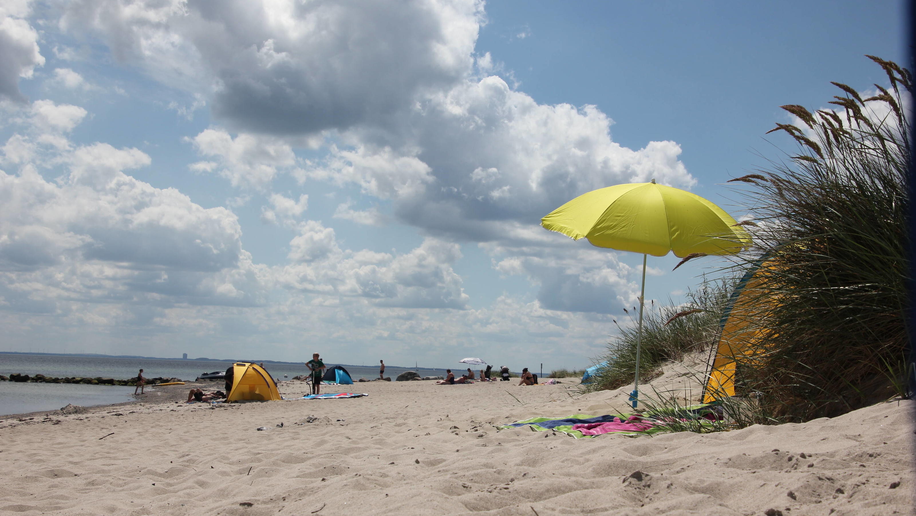 Wetterbericht für den 08.07.2020: Der Sommer 2020 bleibt vorerst im Süden Urlaub an der Ostsee trotz Corona - Touristen aus ganz Deutschland finden sich an Deutschen Stränden wieder. Kurz vor Grömitz an einem Strandabschnitt finden sich immer mehr Urlauber ein, die Sonnenstrahlen abbekommen und abschalten möchten. Vieleror