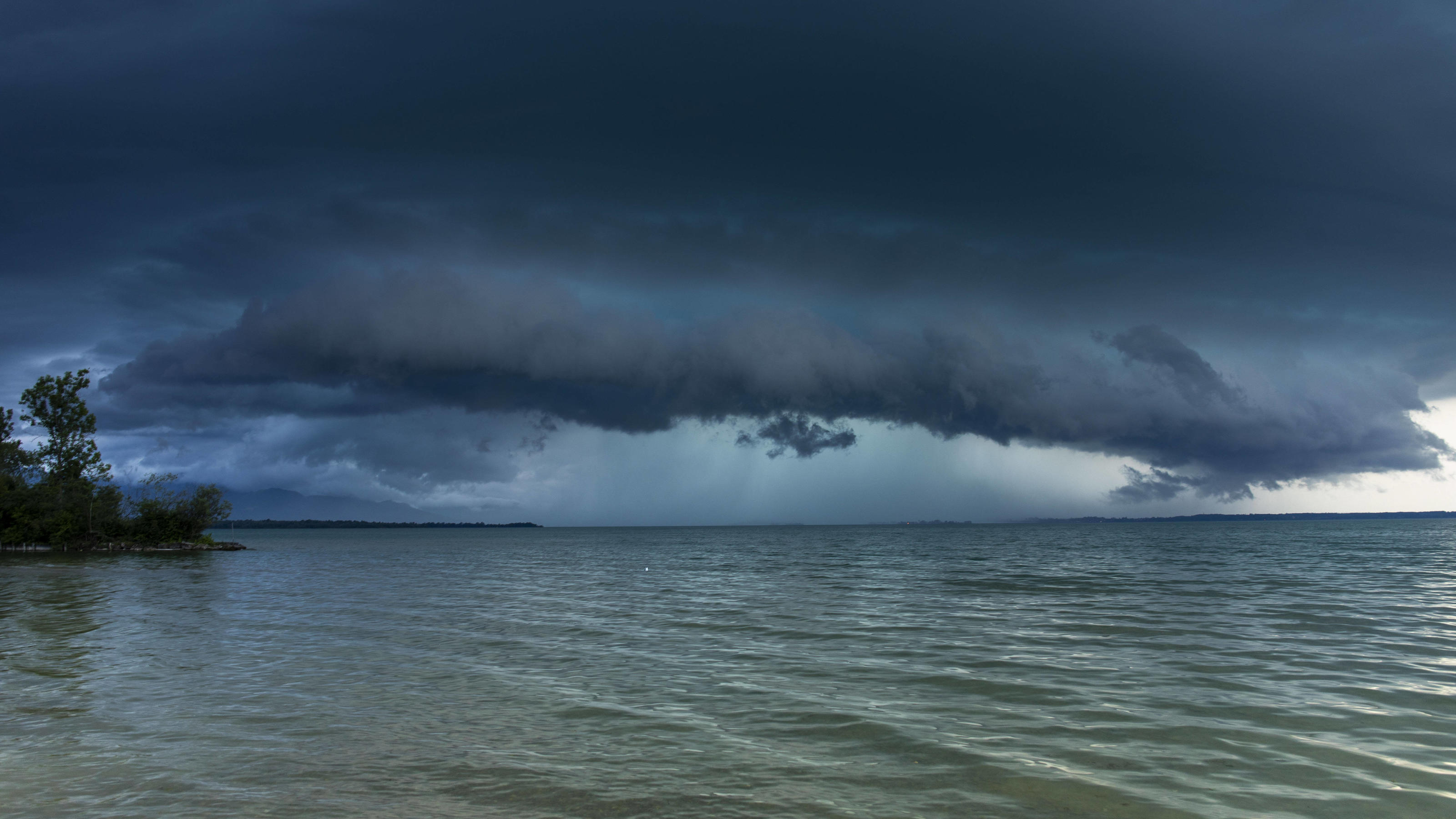 Wettervorhersage fürs Wochenende: Wo waren die Unwetter im ganzen Land? News BIlder des Tages 200629 Unwetter. Schwere Unwetter am Sonntagabend mitten am Chiemsee Eine Gewitterfront formierte sich direkt vor dem Chiemsee und überquerte diesen mit voller Macht. Im Zeitraffer sieht man den Aufzug einer sogenannten Superzel