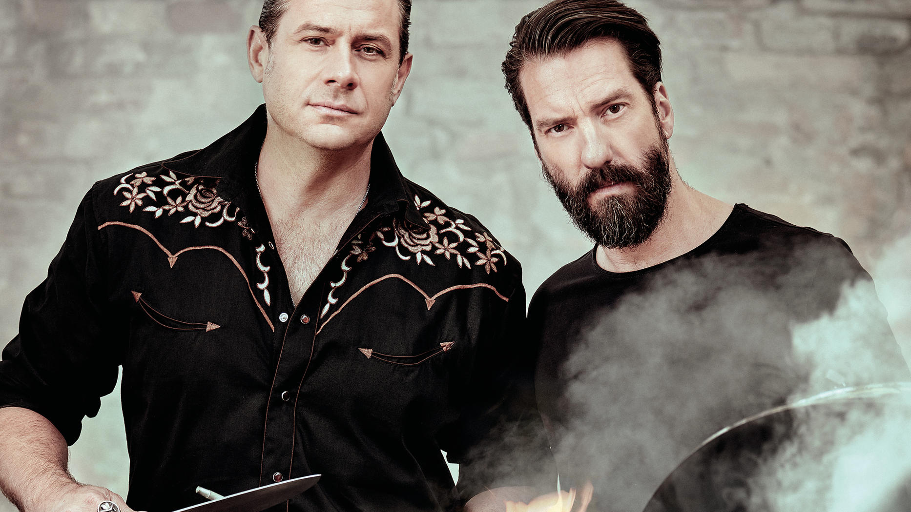 Promi-Kochbuch-Check: So gut ist „Rock am Grill“ von The BossHoss Sascha Vollmer und Alec Völkel von der Country-Band The Boss Hoss grillen gern mit ihren Jungs