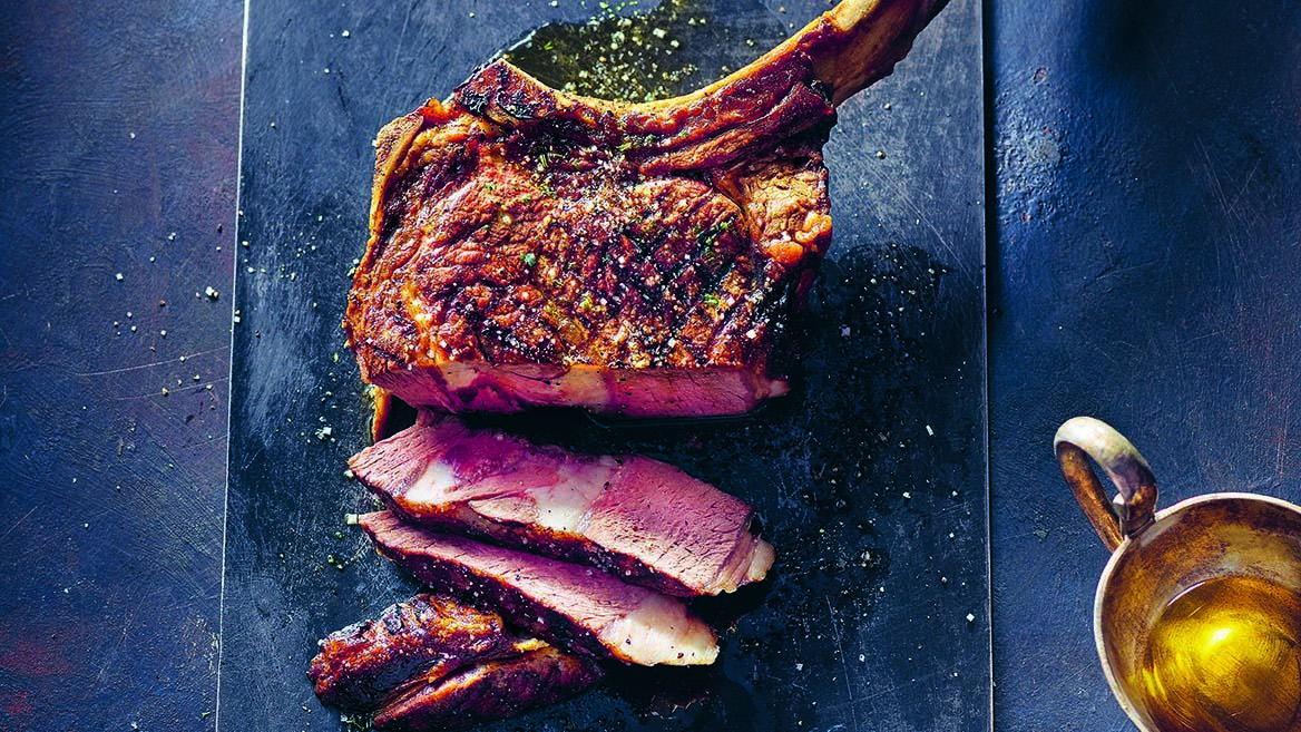 Promi-Kochbuch-Check: So gut ist „Rock am Grill“ von The BossHoss Das Tomahawk-Steak Comanche - fürs Badass-Barbecue der Boss-Hoss-Gang