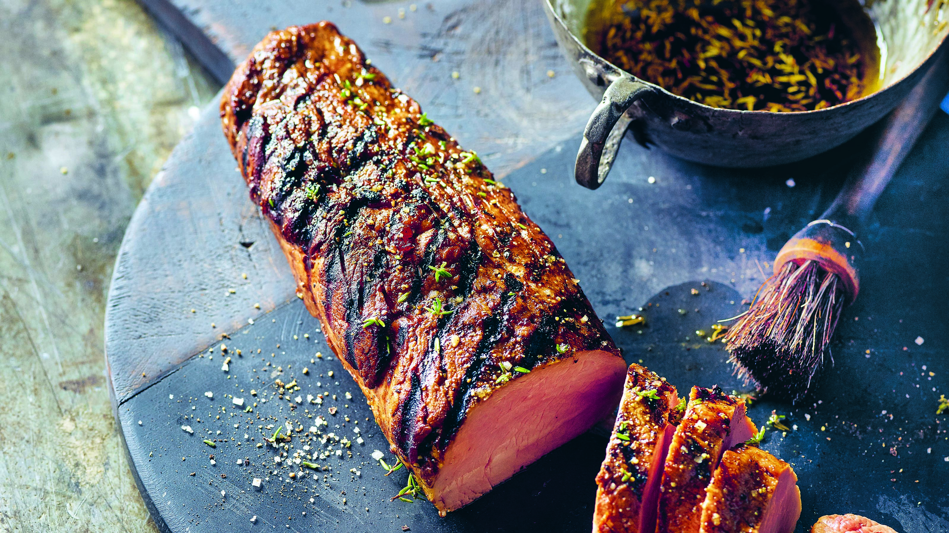 Promi-Kochbuch-Check: So gut ist „Rock am Grill“ von The BossHoss Mit extra altem Balsamico grillen die Herren von The Boss Hoss ihr Schweinefilet. © Hubertus Schüler. Rezept aus
