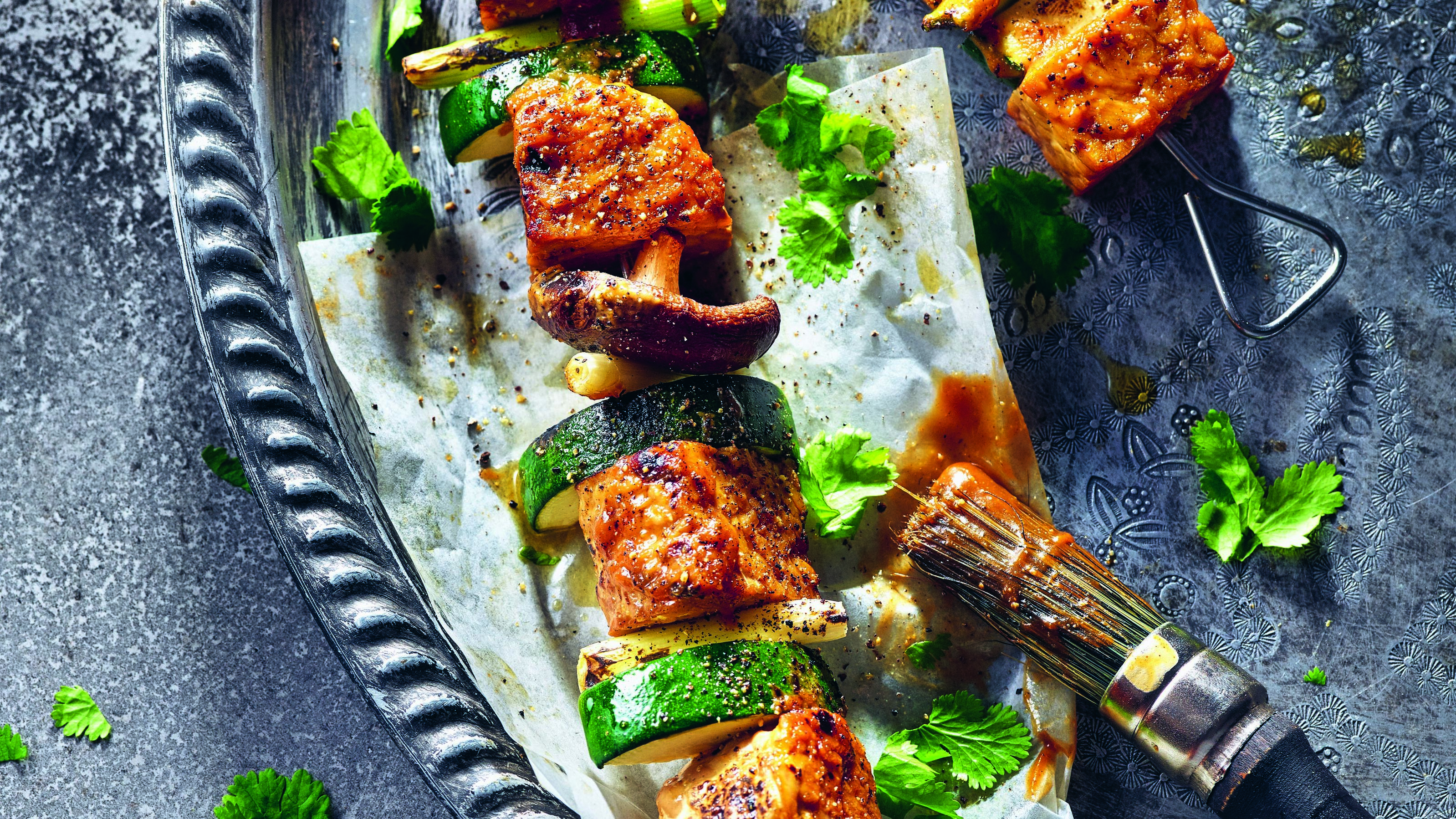 Promi-Kochbuch-Check: So gut ist „Rock am Grill“ von The BossHoss Unser Lieblingsrezept im Grill-Buch von The Boss Hoss: Tofu-Spieße mit einer richtig karamelligen Marinade. Foto: © Hubertus Schüler