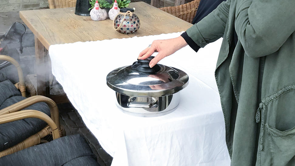 Twitter rätselt: Ist 3,5 Jahre alte Hühnersuppe wohl gefährlich? Wie gefährlich könnte der Inhalt eines Topfs sein, der seit Jahren auf dem Balkon vergammelt?