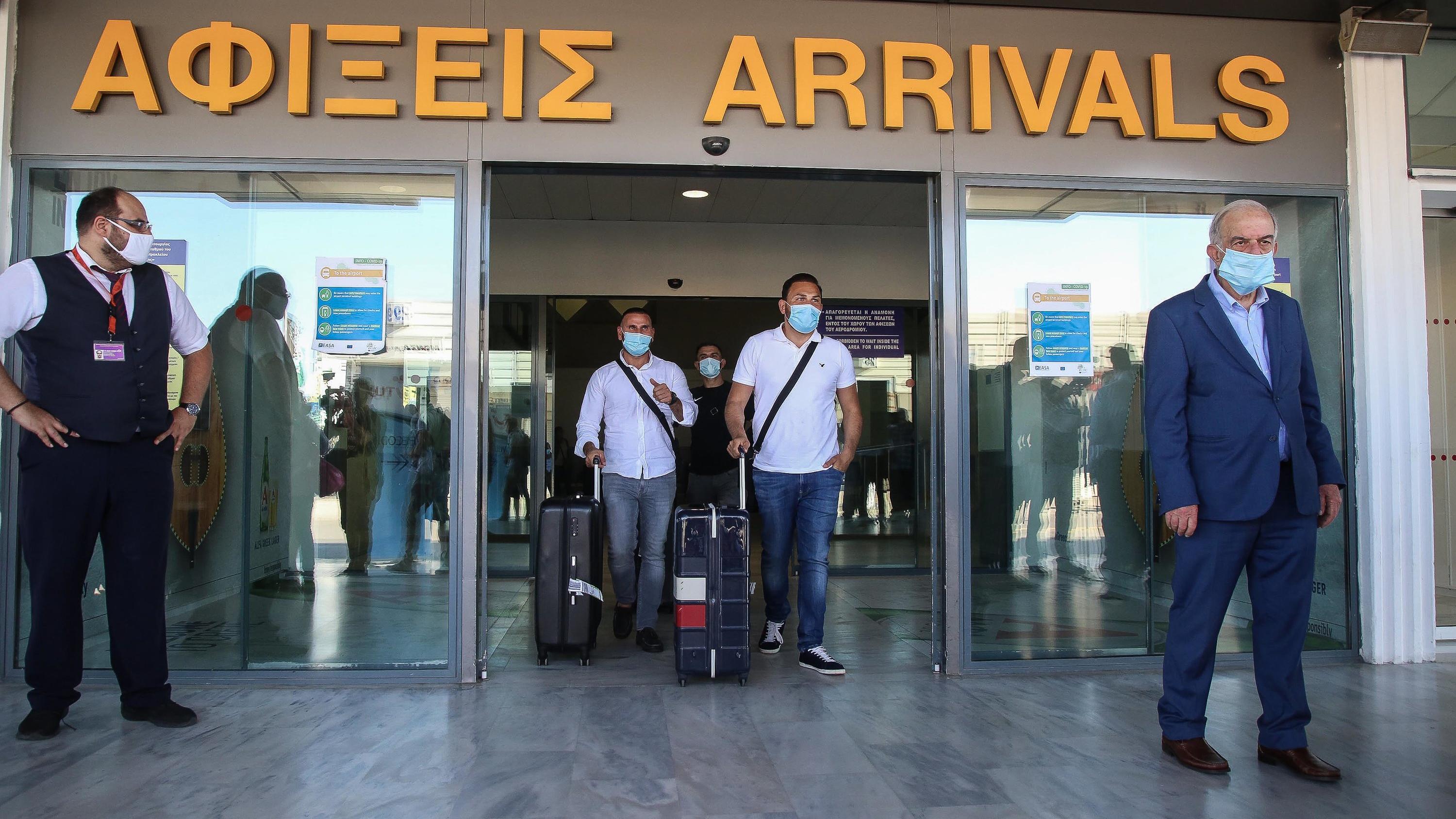 So beginnt die Urlaubssaison auf Kreta mit Corona 01.07.2020, Griechenland, Iraklion: Touristen mit medizinischem Mundschutz kommen am internationalen Flughafen der griechischen Insel Kreta an. Landesweit wurden alle Flughäfen für Auslandsflüge geöffnet. Erstmals nach Ausbruch der Corona-Pandemie si
