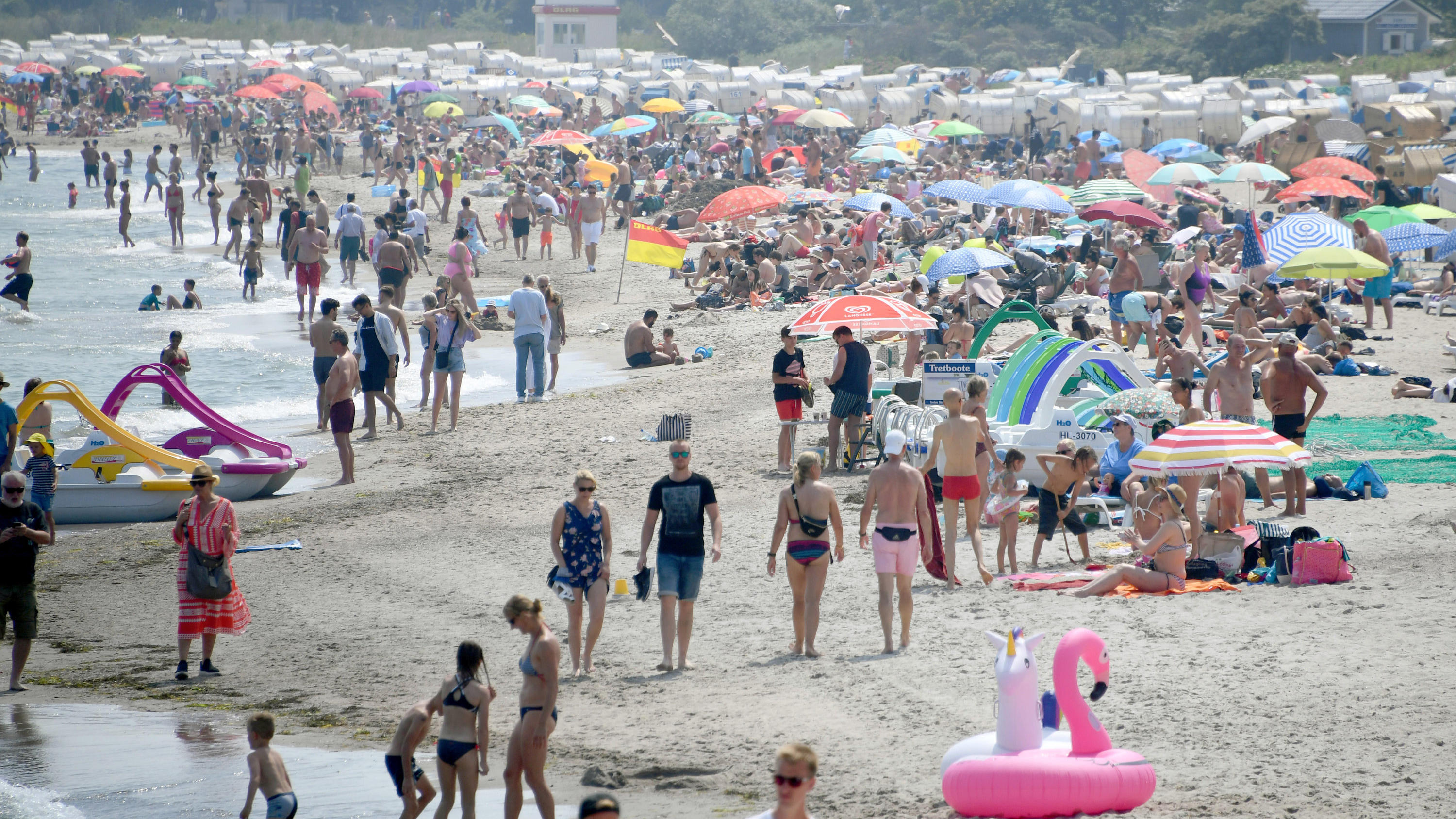 Touristin in Timmendorfer Strand mit Corona infiziert 26.06.2020, Schleswig-Holstein, Timmendorfer Strand: Besucher bevölkern den Strand der Ostsee. Die Strände sind bei sommerlichem Wetter sehr gut gefüllt. Foto: Carsten Rehder/dpa - ACHTUNG: Verwendung nur im vollen Format +++ dpa-Bildfunk +++