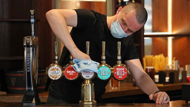 Englands Pubs öffnen wieder: Droht das Super-Besäufnis? Barmann Pub Londen