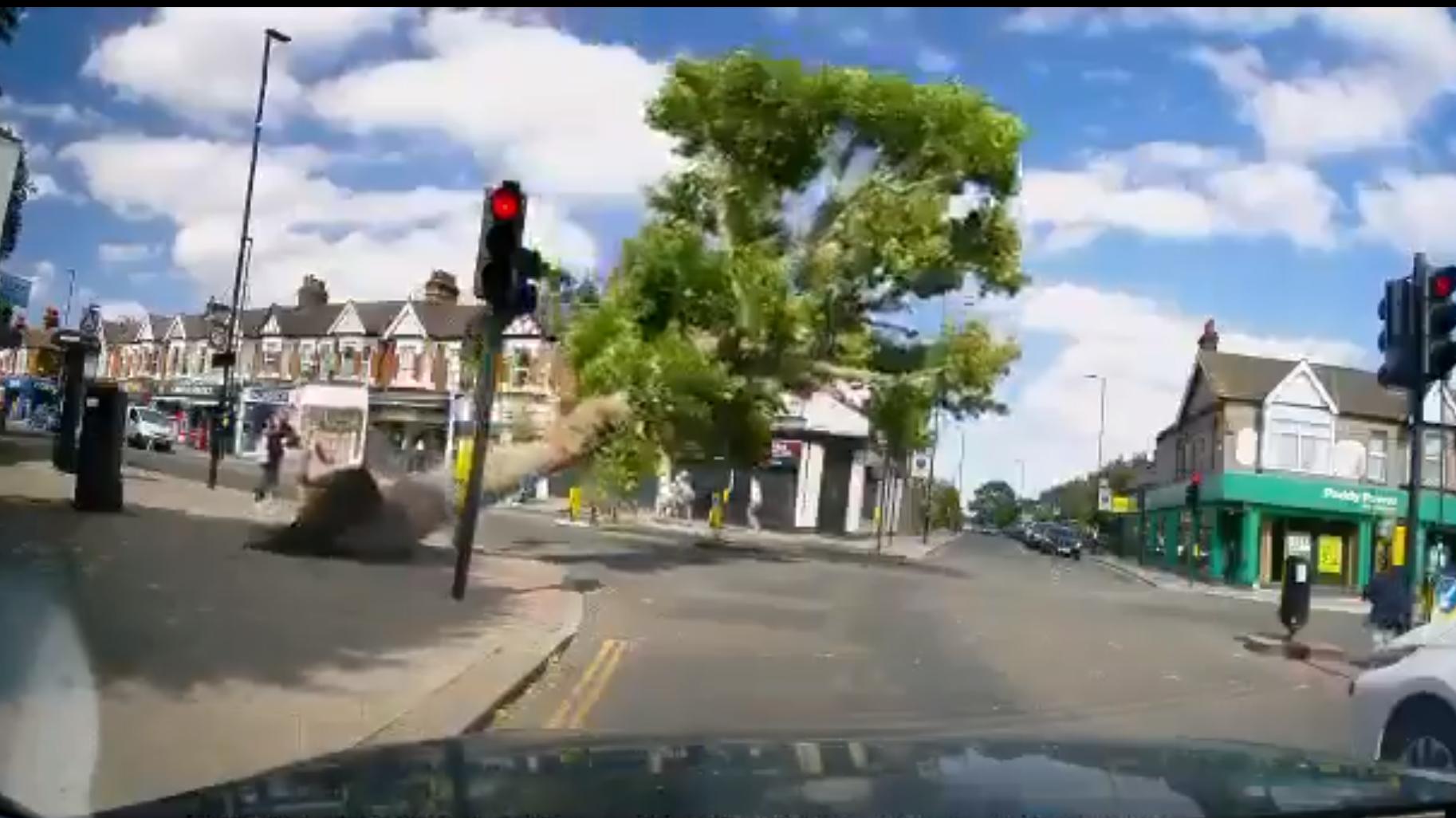 Riesiger Baum kracht auf Kreuzung: Wie durch ein Wunder keine Verletzte London, Großbritannien. Baum kippt auf die Straße.