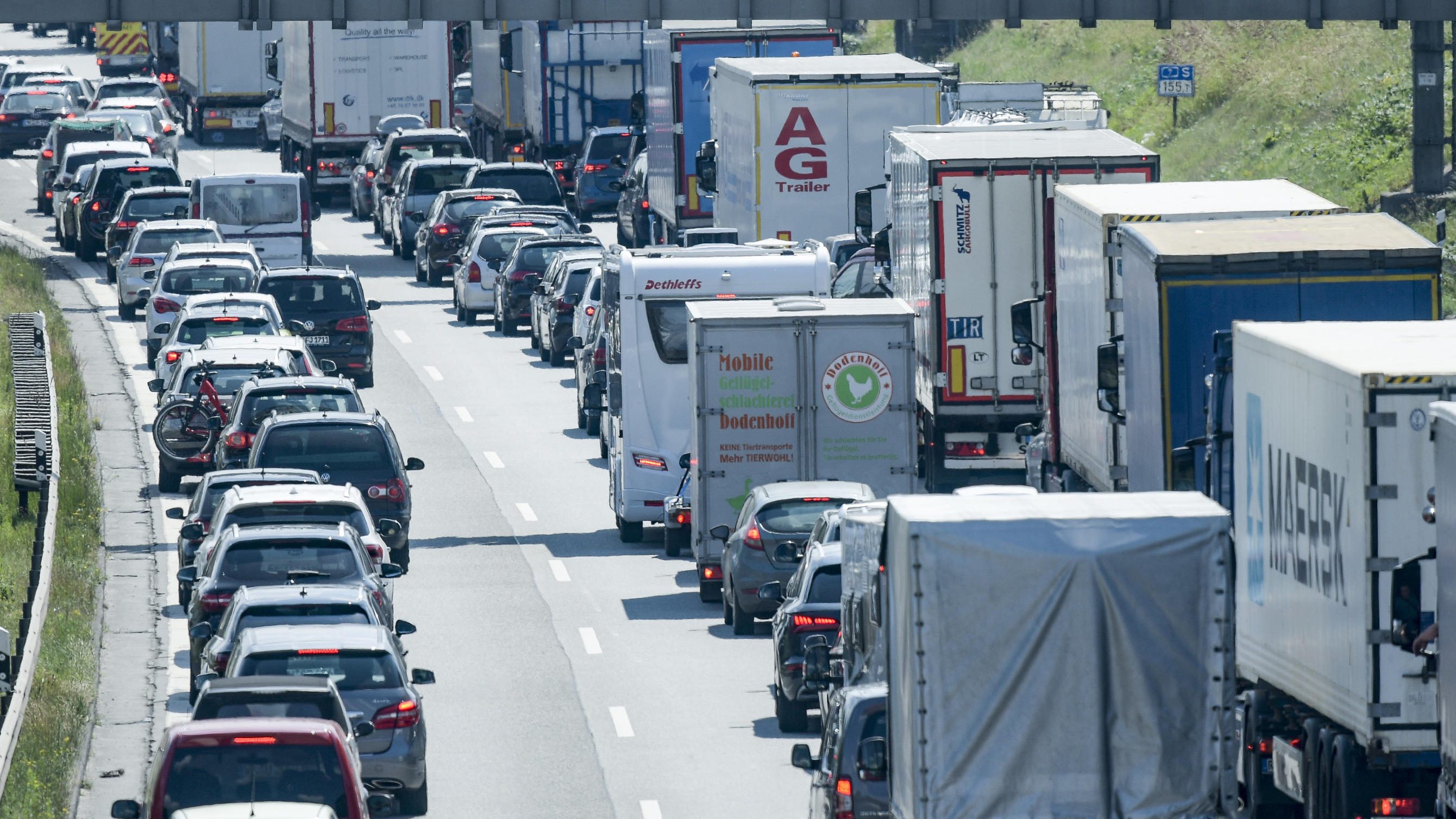 Stau-Wochenende droht: Mit diesen Tipps entkommen Sie dem Verkehrschaos! 26.06.2020, Hamburg: Fahrzeuge stehen auf der Autobahn A7 vor dem Elbtunnel im Stau. Der ADAC warnt vor einem Stau-Wochenende an dem neben Hamburg, Berlin, Brandenburg und Nordrhein-Westfalen in die Sommerferien starten. Foto: Axel Heimken/dpa +++ dp