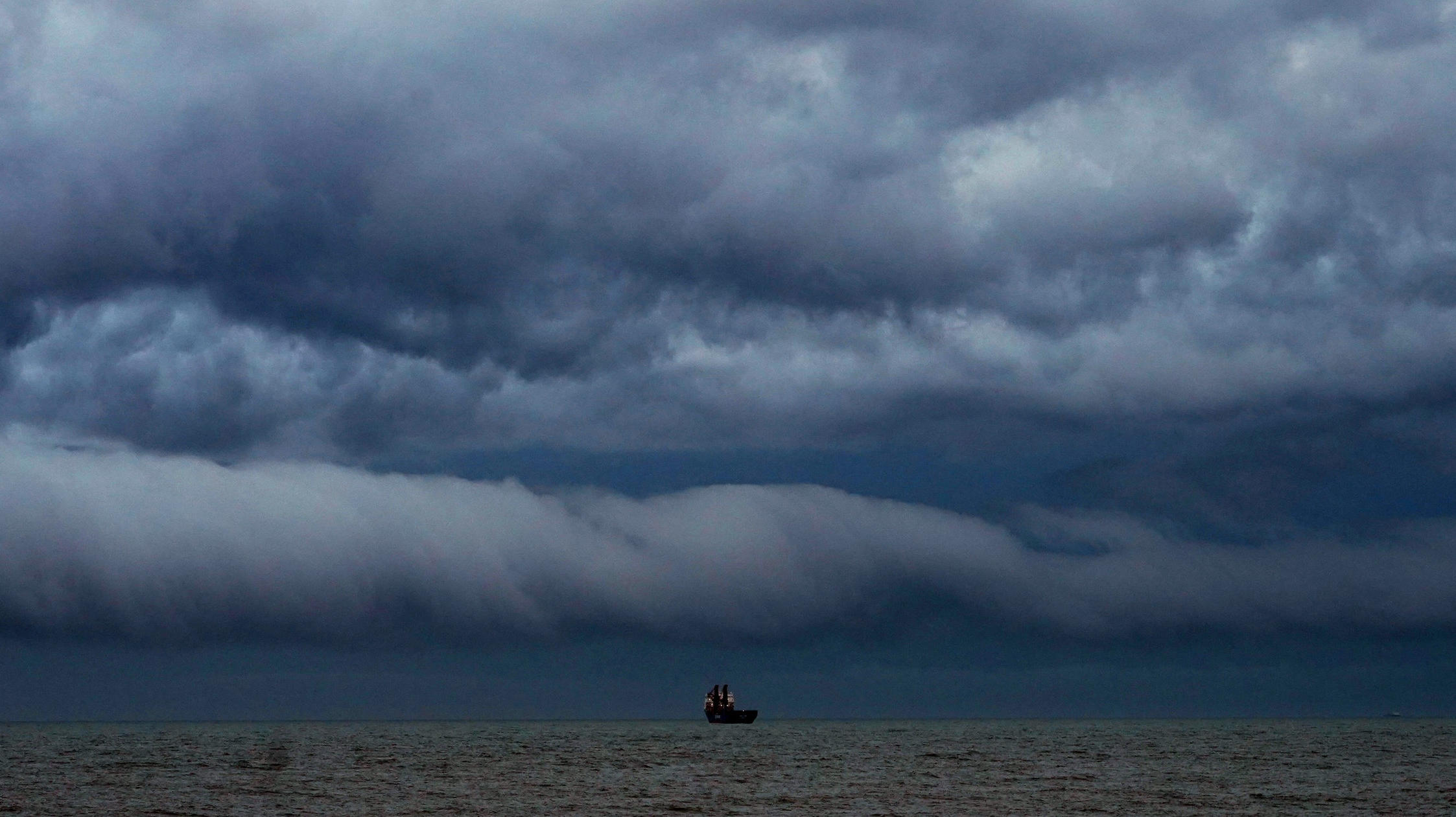 Wetterbericht für den 08.07.2020: Dichte Wolken und Gewitter im Norden 25.04.2019, Großbritannien, Whitley Bay: Wolken türmen sich vor der Küste von Whitley Bay. Am Wochenende soll Sturmtief Hannah auf die Insel treffen und starke Winde und Regen bringen. Foto: Owen Humphreys/PA Wire/dpa +++ dpa-Bildfunk +++