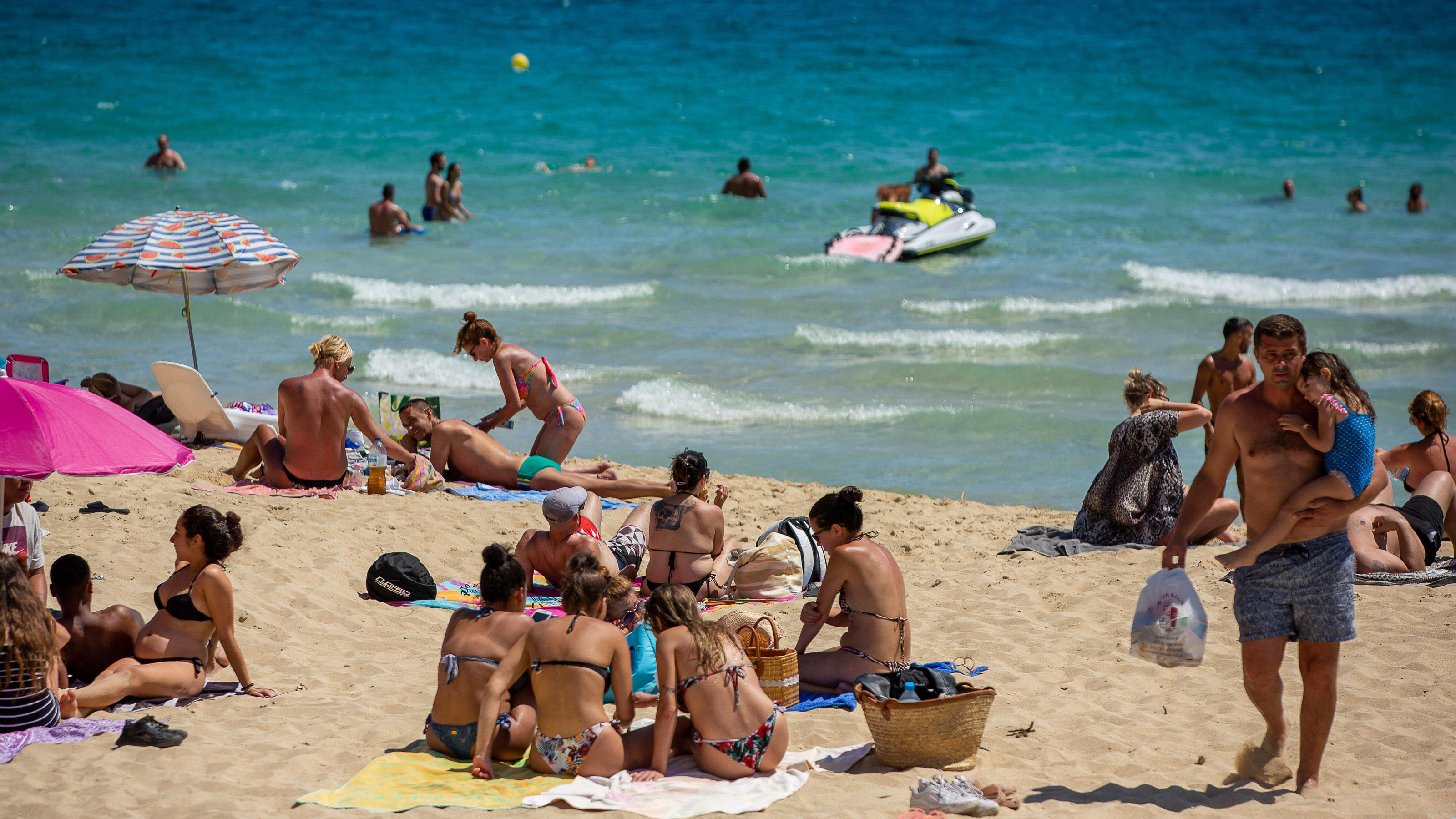 Treten Urlauber die zweite Corona-Welle los? Mallorca GER, Themenfoto, Urlaub auf Mallorca, Tourismus in Zeiten der Corona-Pandemie, Sommerurlaub, 21.06.2020 GER, Themenfoto, Urlaub auf Mallorca, Tourismus in Zeiten der Corona-Pandemie, Sommerurlaub, Touristen unter der Sonne, Strand, Platja Ca