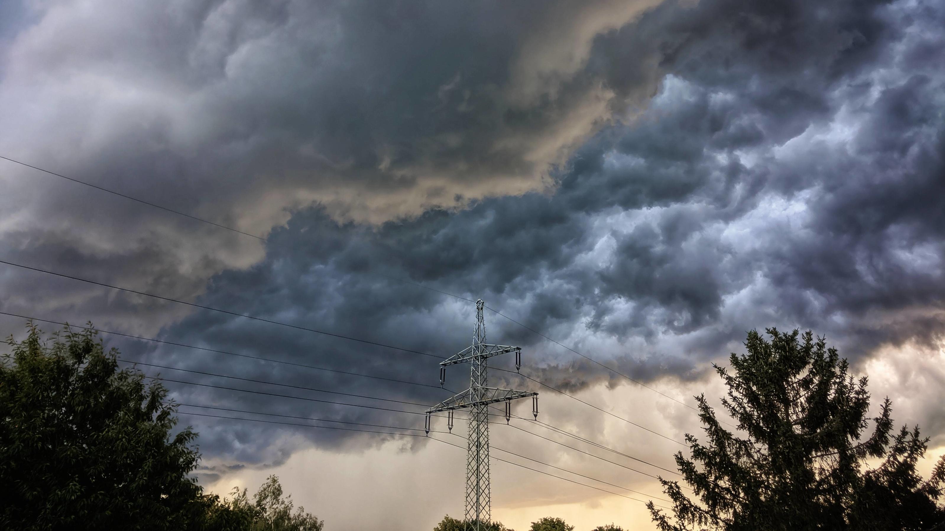 Wetter-Rückblick Juli 2020: Im Süden warm und sonnig, im Norden kalt und nass July 1, 2020, Munich, Bavaria, Germany: Dark, ominous storm clouds hover over Munich bringing thunder, lighting, and rain behind. Munich Germany - ZUMAb160 20200701_zbp_b160_001 Copyright: xSachellexBabbarx