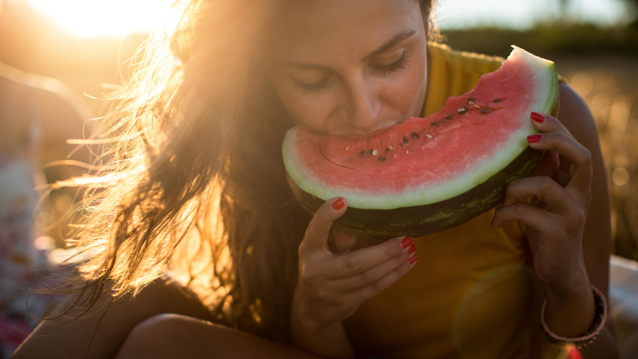 Diese Lebensmittel schmecken Ihrer Haut im Sommer! Frau isst Wassermelone