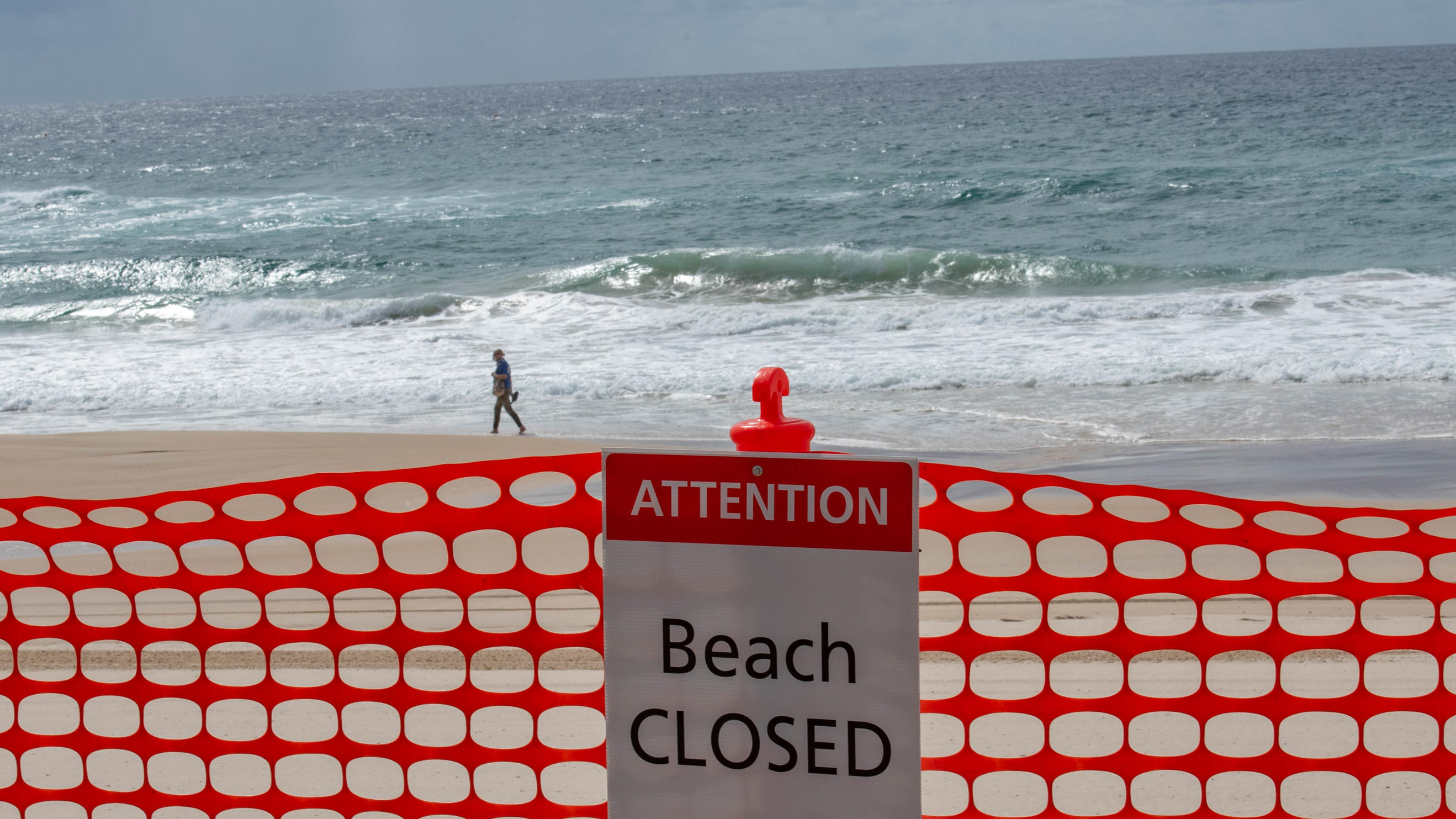 Hai zerbeißt Surfer (15) die Beine - tot ZUMA Press
