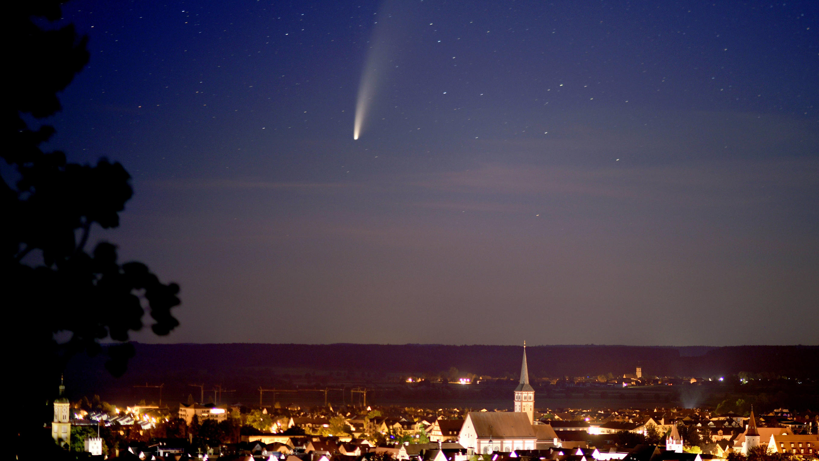 Wetterbericht für den 14.07.2020: Eine Sommernacht mit funkelnden Sternen 13.07.2020, Unterallgäu Bayern, Der Komet Neowise zieht derzeit seine Bahnen auch am Unterallgäuer Nachthimmel. Hier eine Aufnahme über Mindelheim, in nördlicher Richtung, mittels Langzeitbelichtung. Korrekte Bezeichnung: Komet C/2020 F3, unten ist d