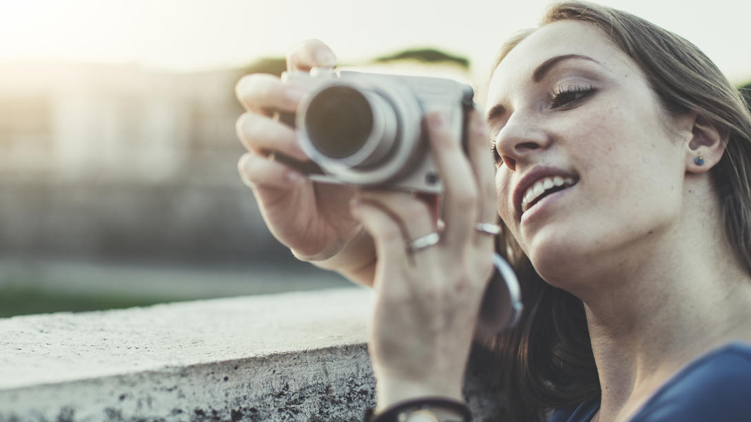 Diese Kompaktkameras schießen scharf: Nie mehr maue Handy-Fotos Frau mit Kompaktkamera